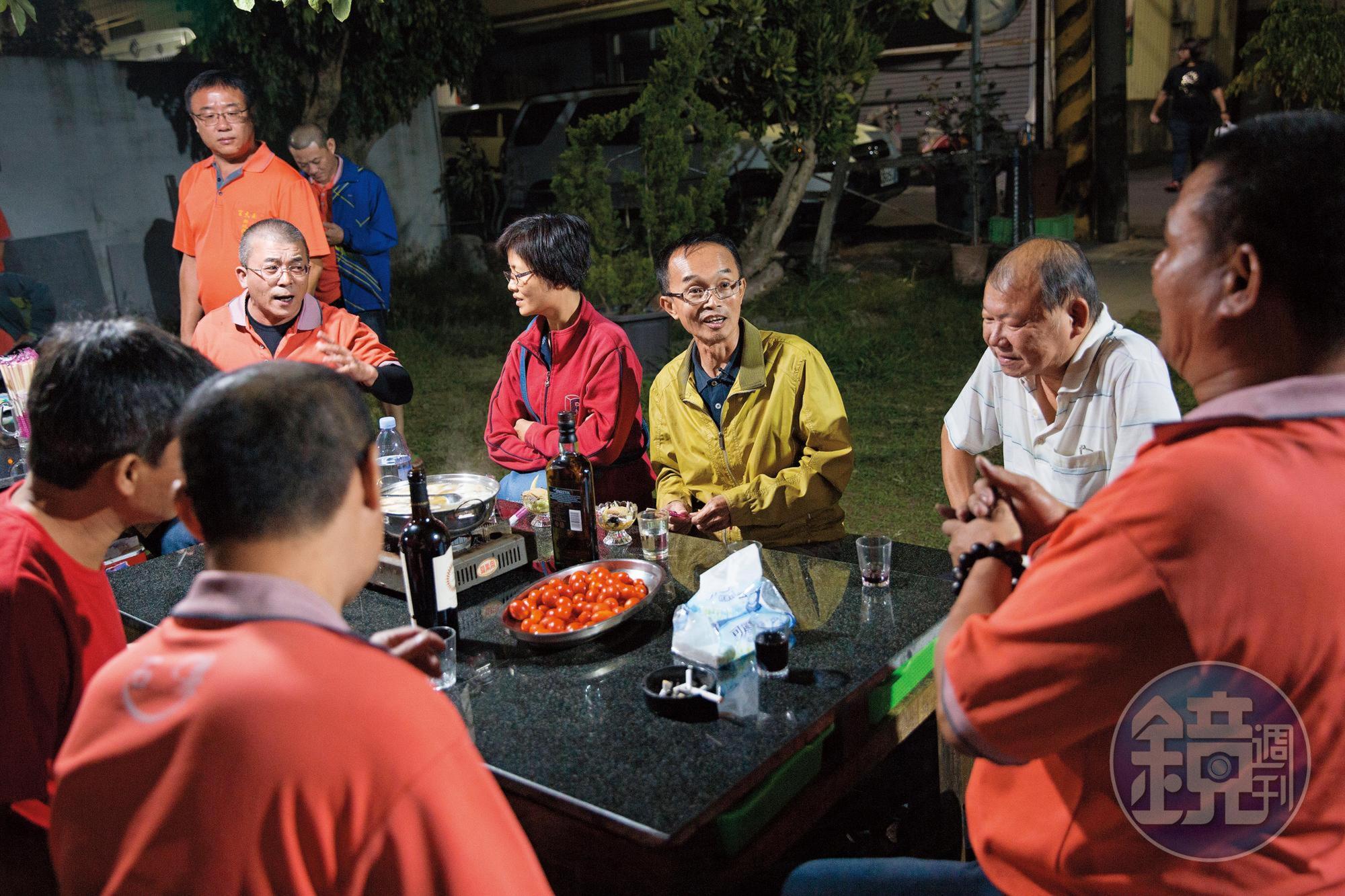 陳永和（中）謝票跟拜票一樣用力，不是宣傳車放送聲音跑跑而已，他親自開車，還隨時下車和支持者聊起天來