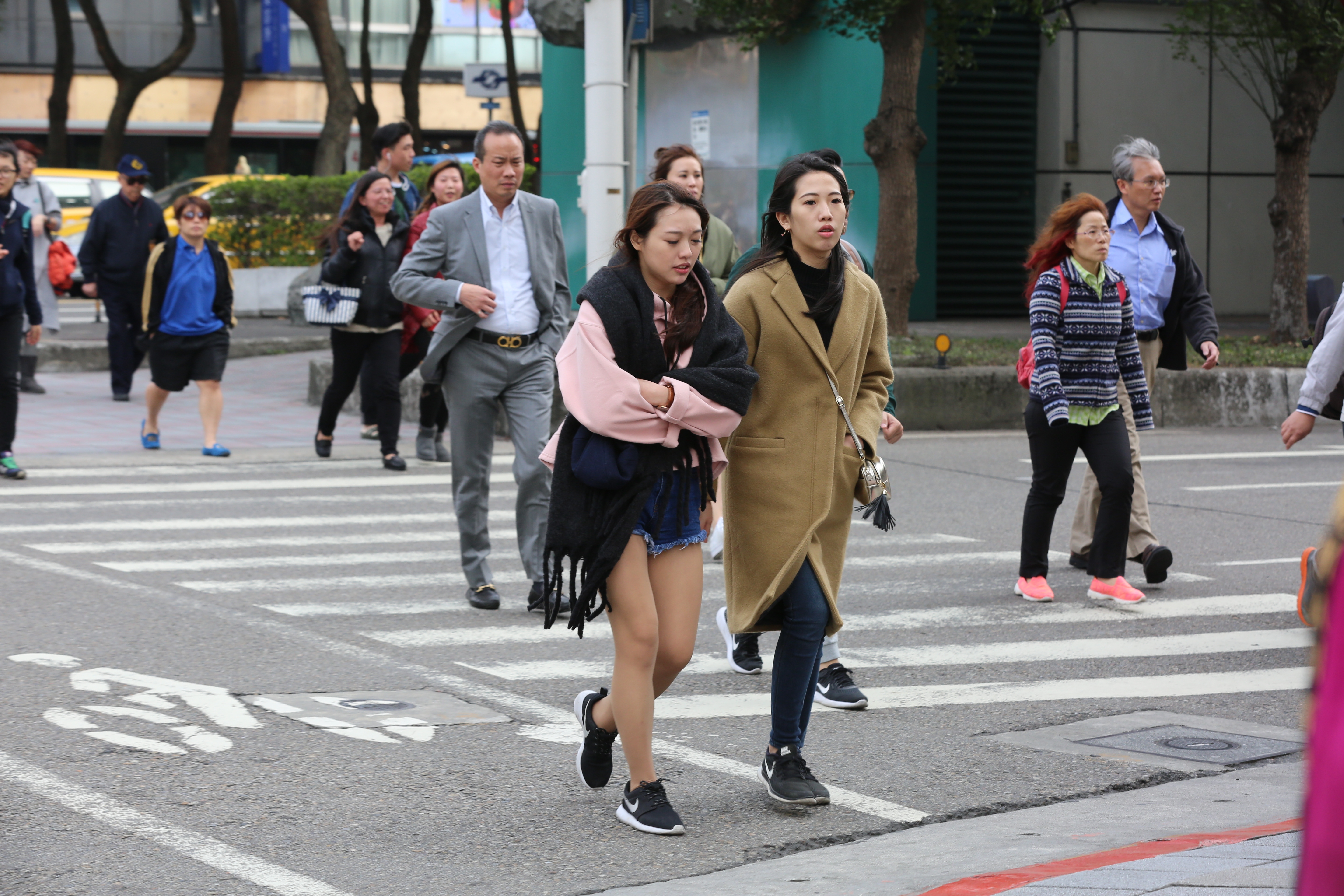 週三全台有感降溫，提醒民眾出門注意保暖。