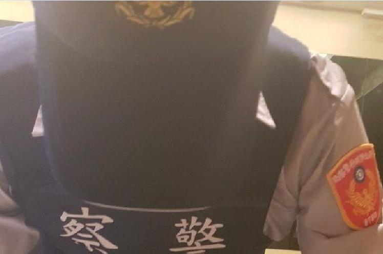 警察臂章上的單位跟編號與實際不符，明顯露餡。