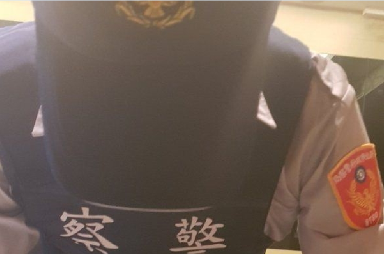 警察臂章上的單位跟編號與實際不符，明顯露餡。