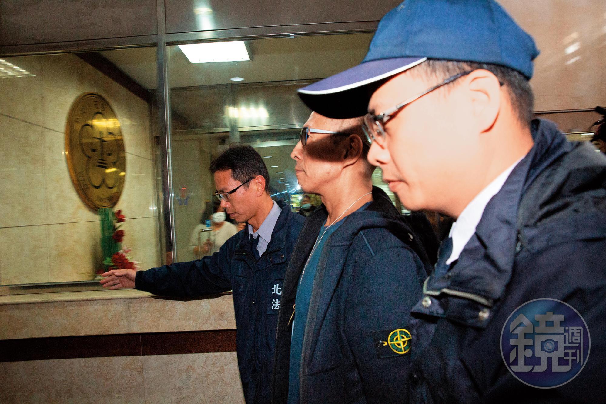 鈕承澤涉嫌性侵一案愈來愈多細節見光,包括受害女子當時生理期,他還強行指姦。即便案情滾雪球,他進偵查庭時,仍一副抬頭挺胸,死不認錯的模樣。