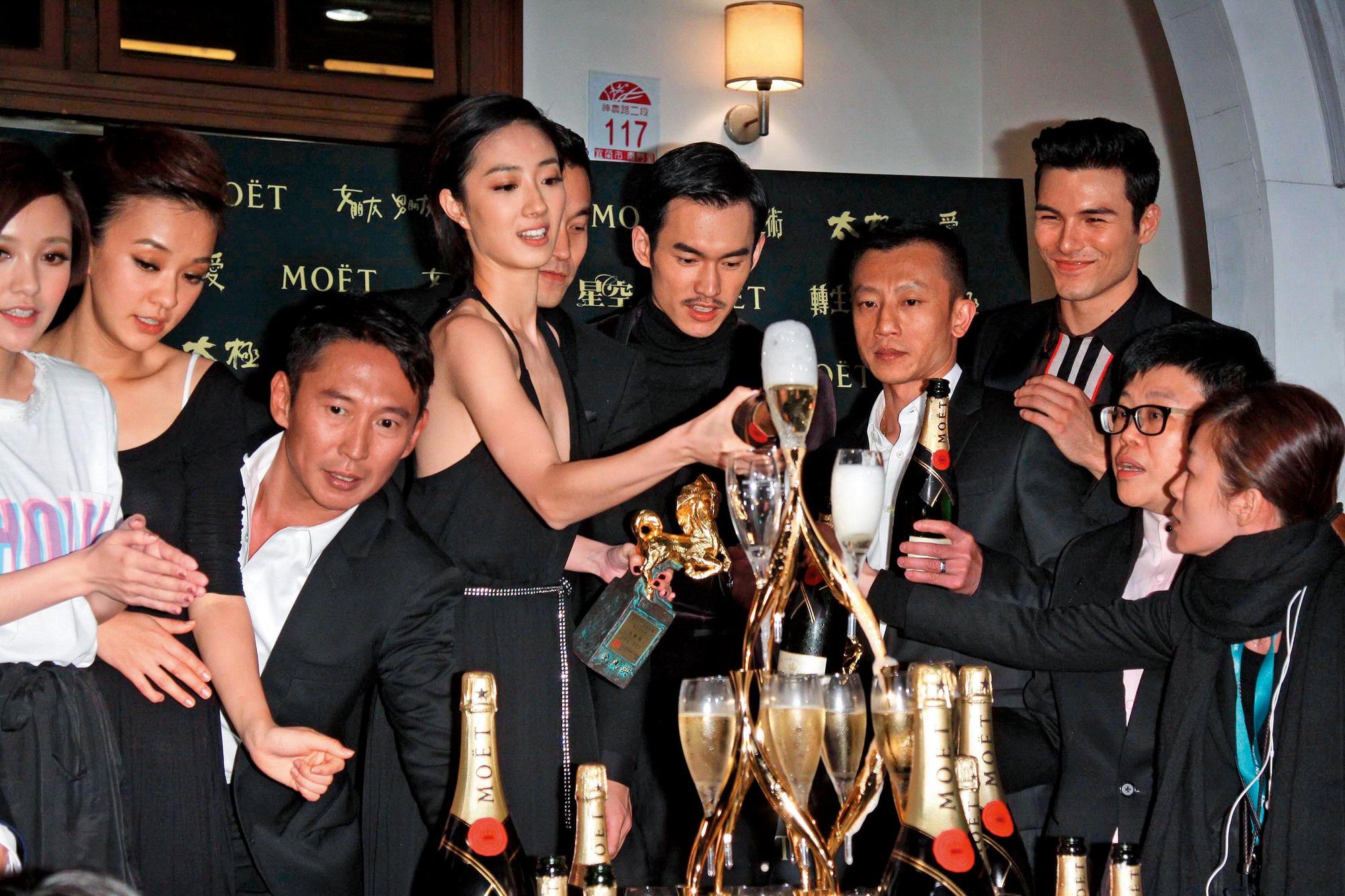 鈕承澤（左三）的演員之路在年輕時就急走下坡，後來他改當導演，從偶像劇拍到金馬獎入圍電影，曾經風光卻也大風大浪。（東方IC）