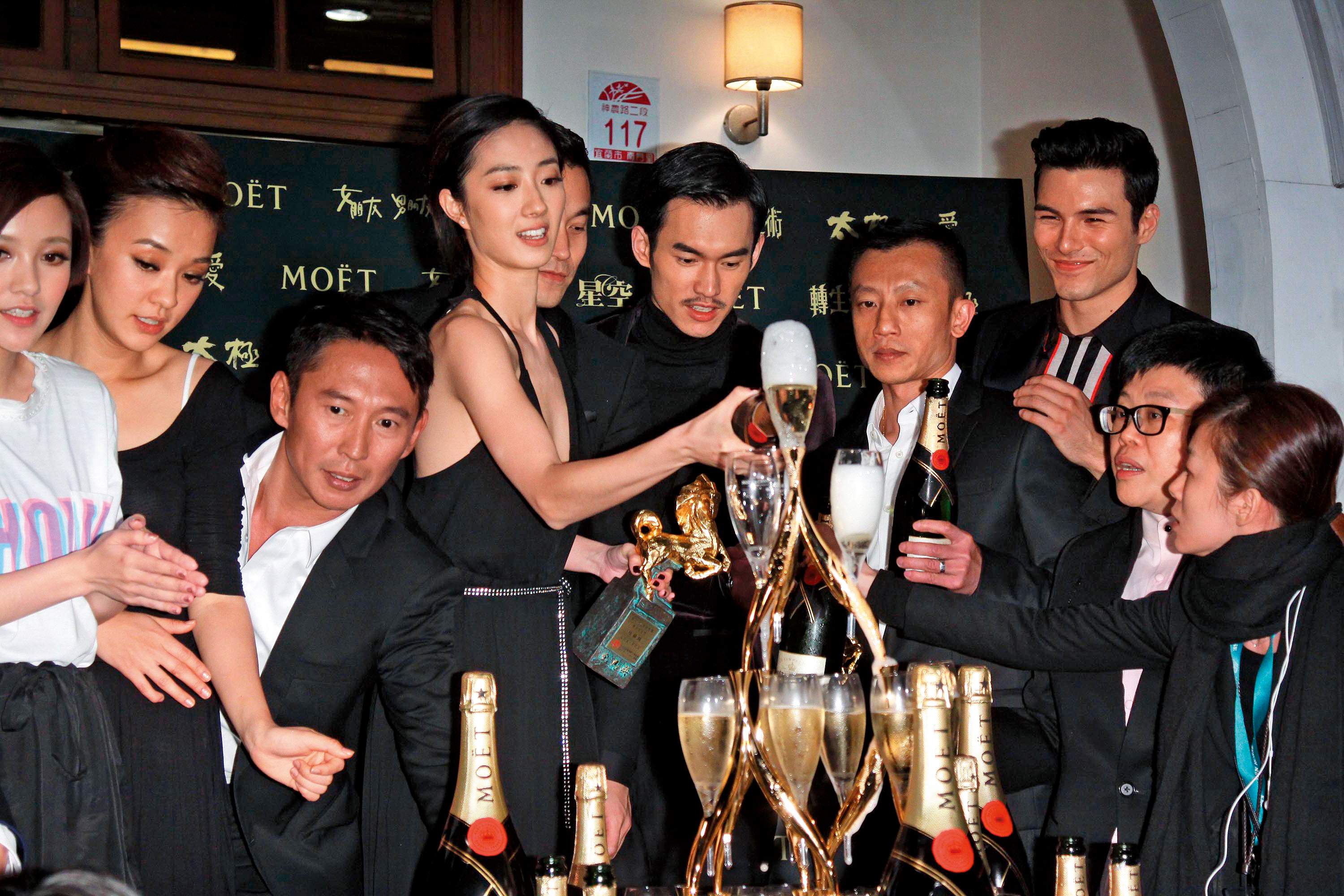 鈕承澤(左三)的演員之路在年輕時就急走下坡,後來他改當導演,從偶像劇拍到金馬獎入圍電影,曾經風光卻也大風大浪。(東方IC)