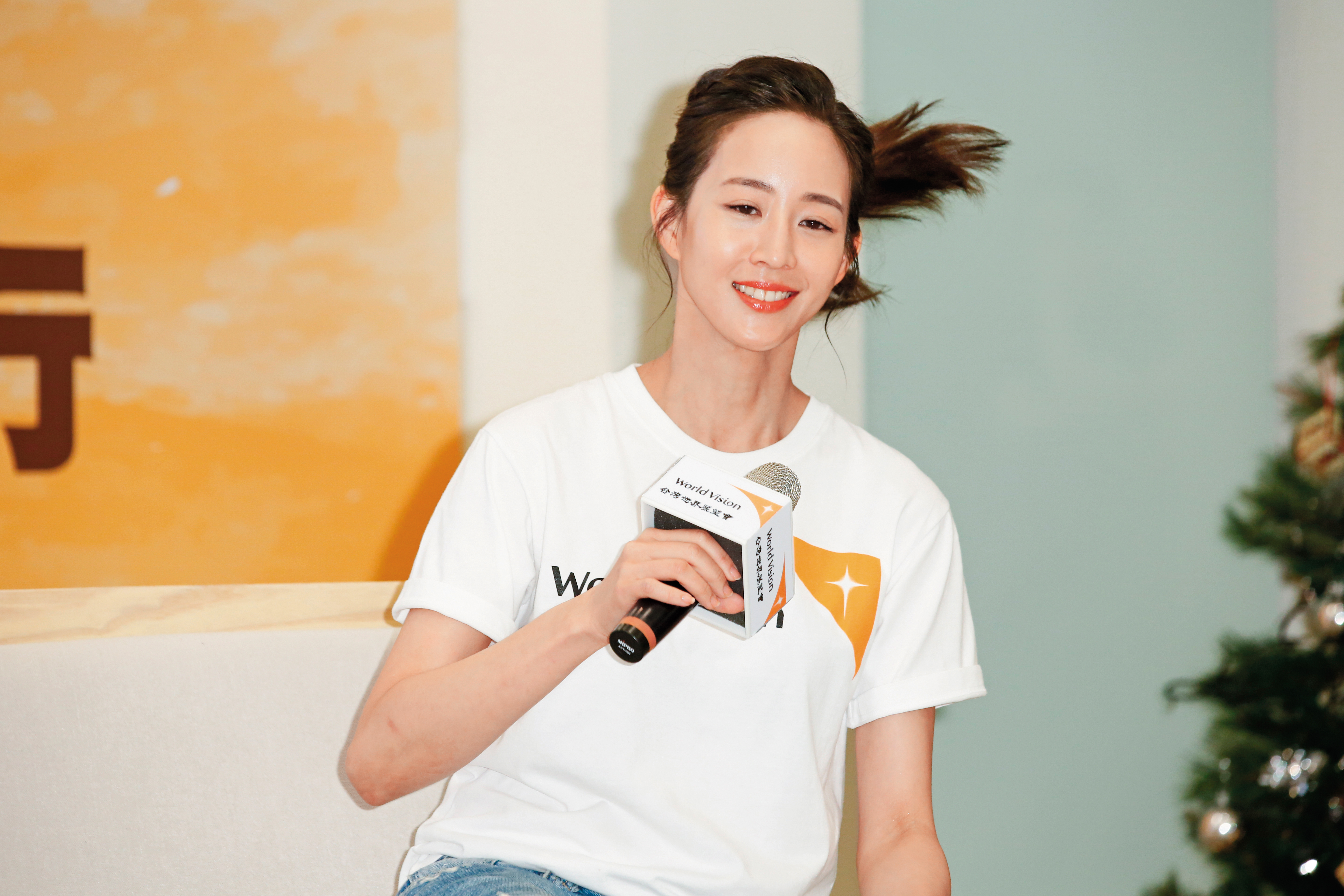 張鈞甯出席世界展望會資助兒童計畫時，因為鈕承澤的性侵事件扯上她，讓活動當天媒體爆棚。