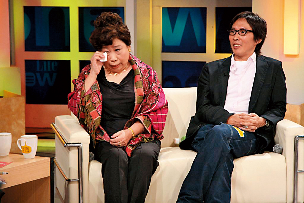 鈕承澤（右）的媽媽（左）家其實算是顯赫，不過自從長輩過世之後，他一家經濟陷入困境。（翻攝自中天）