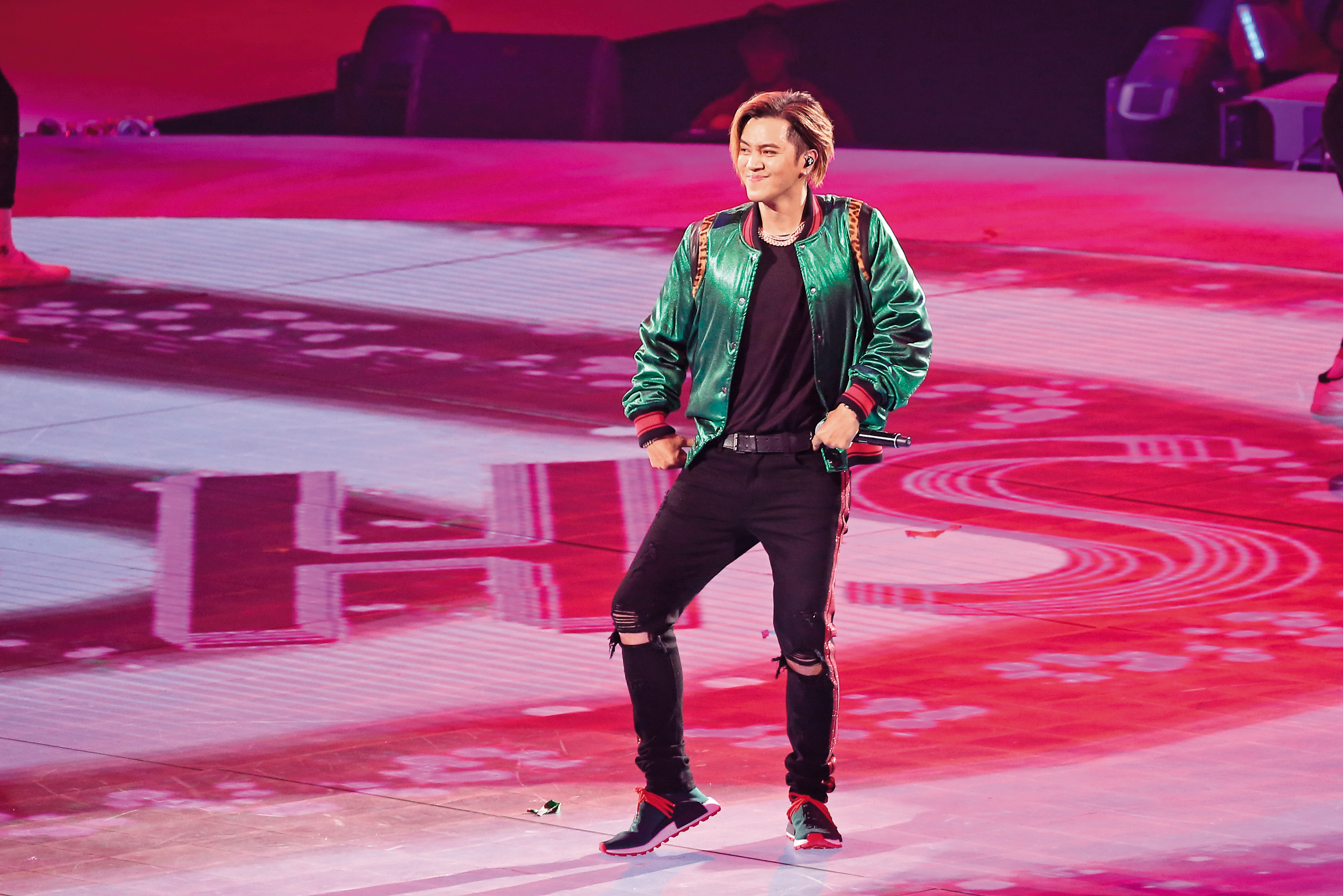 小豬之前就常扮女裝，豔度並不輸給女星；如今一張錐子臉亮相也替自己搶盡鋒頭。