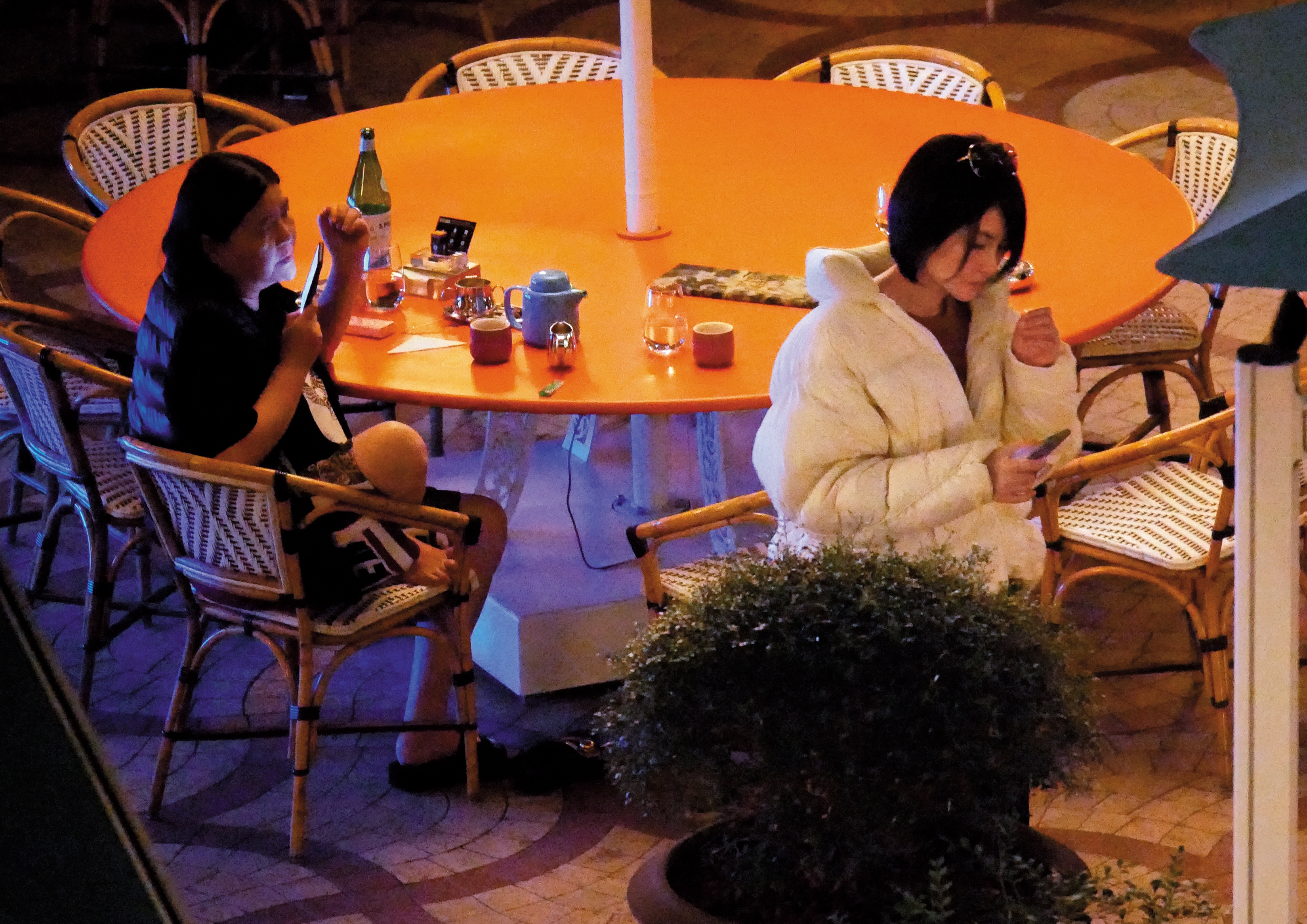 王菲（右）因私人行程來台，與邱瓈寬（左）聚會，2女腳翹比高。邱瓈寬透露宴請王菲吃鐵板燒，平時常在北京、香港碰面，這次王菲來當然請她吃飯。