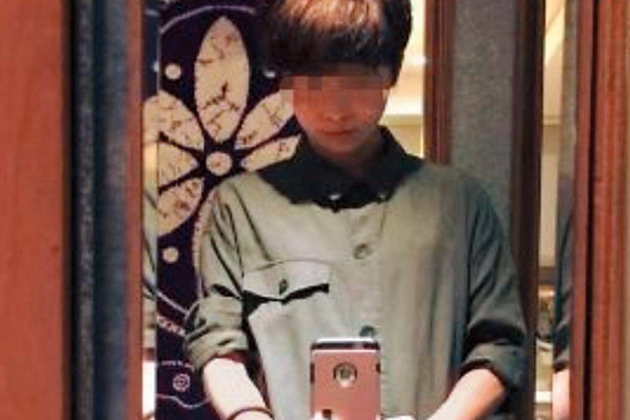 當晚帶A女赴鈕家又先行離開的女主管被起底，原來她的父親曾當過總統府國策顧問，來頭很大。（翻攝自女主管臉書）