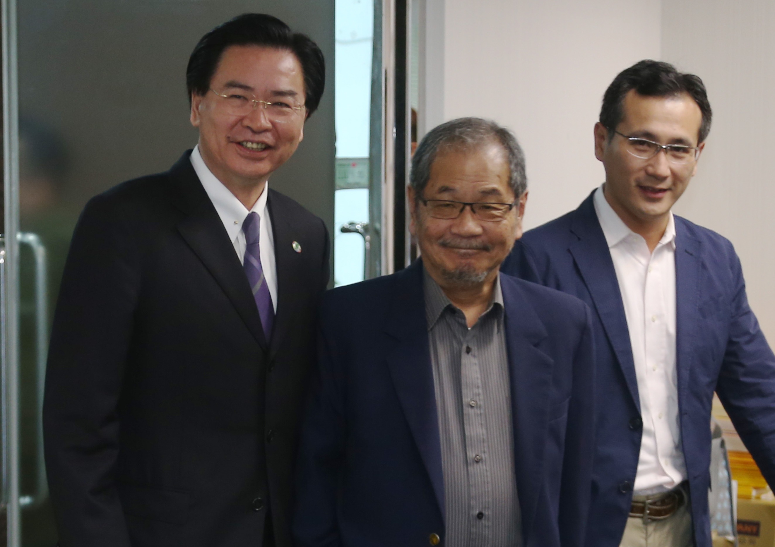 民進黨新潮流大老吳乃仁（中）子女支持林文淵在董事會的提案，台苯經營權之爭戰局丕變。（聯合知識庫）