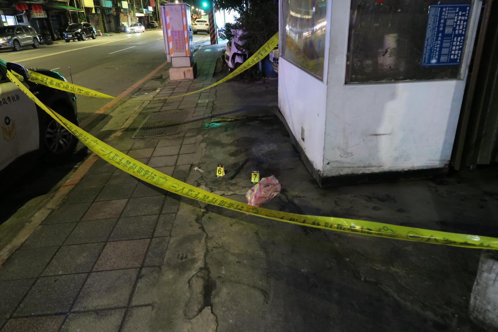 陳嫌等人持西瓜刀朝尤男一陣亂砍，現場已經被警方封鎖。（警方提供）