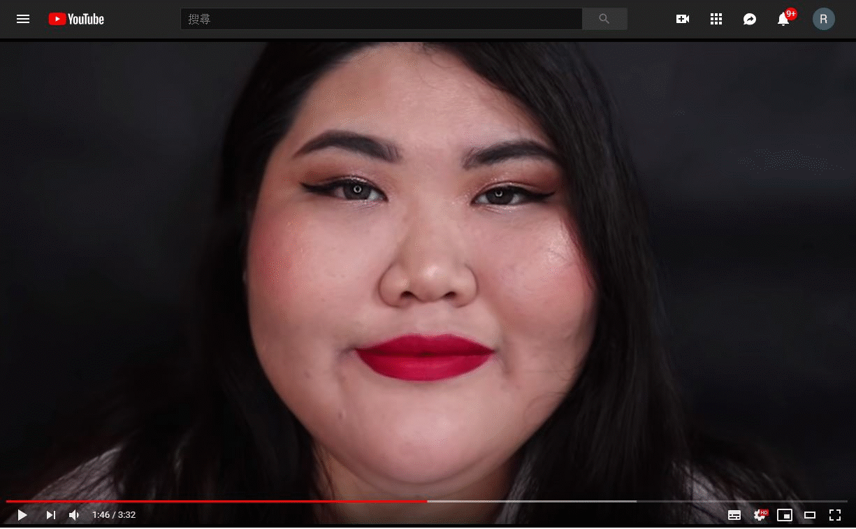 韓國網紅Lina Bae自嘲若自己不化妝出門，簡直是一種「素顏恐怖攻擊」，但韓國吹起了「脫下（外貌的）束腹」運動，她也決定卸下自己的大濃妝。（翻攝YouTube）