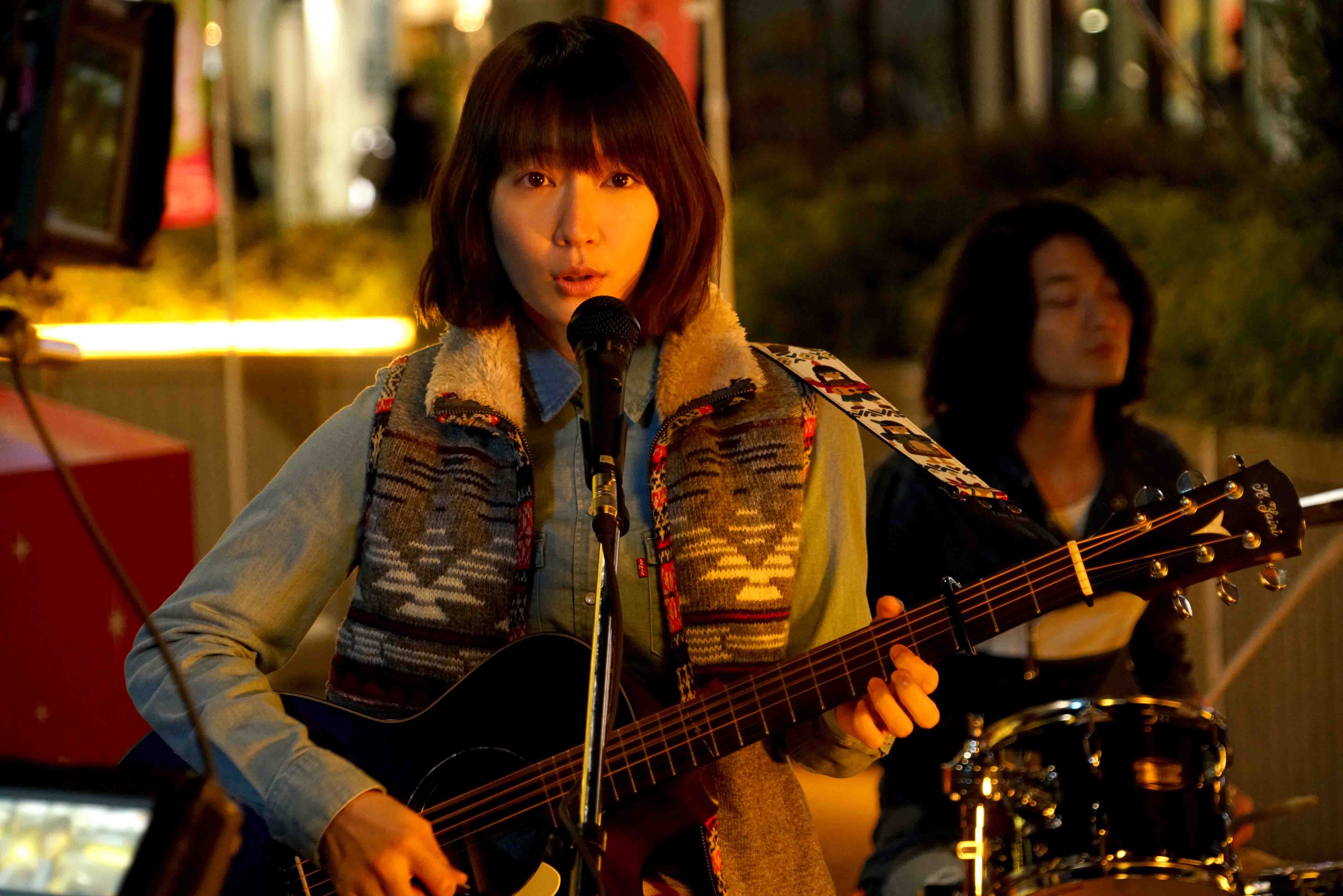 吉岡里帆為《大聲點笨蛋！完全不知道你在唱什麼》首度挑戰唱歌和彈吉他。（天馬行空提供）