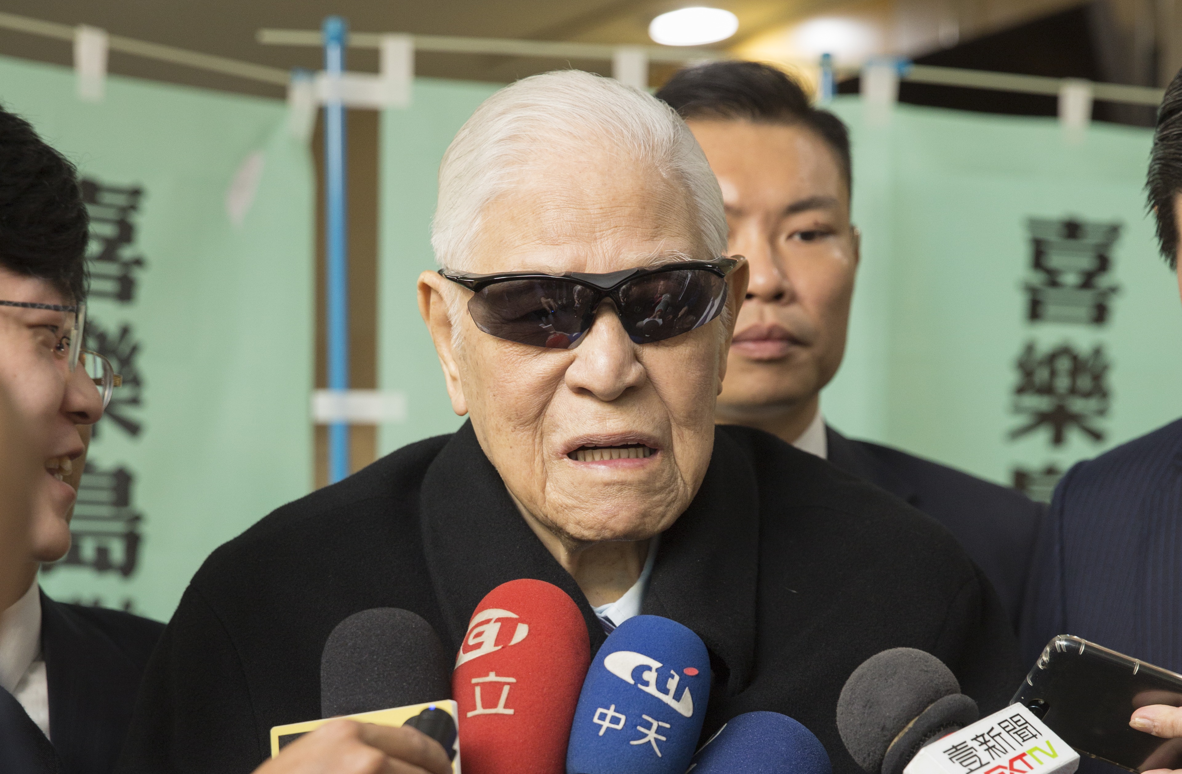 由於跌傷復原良好，前總統李登輝今天下午轉一般病房休養。