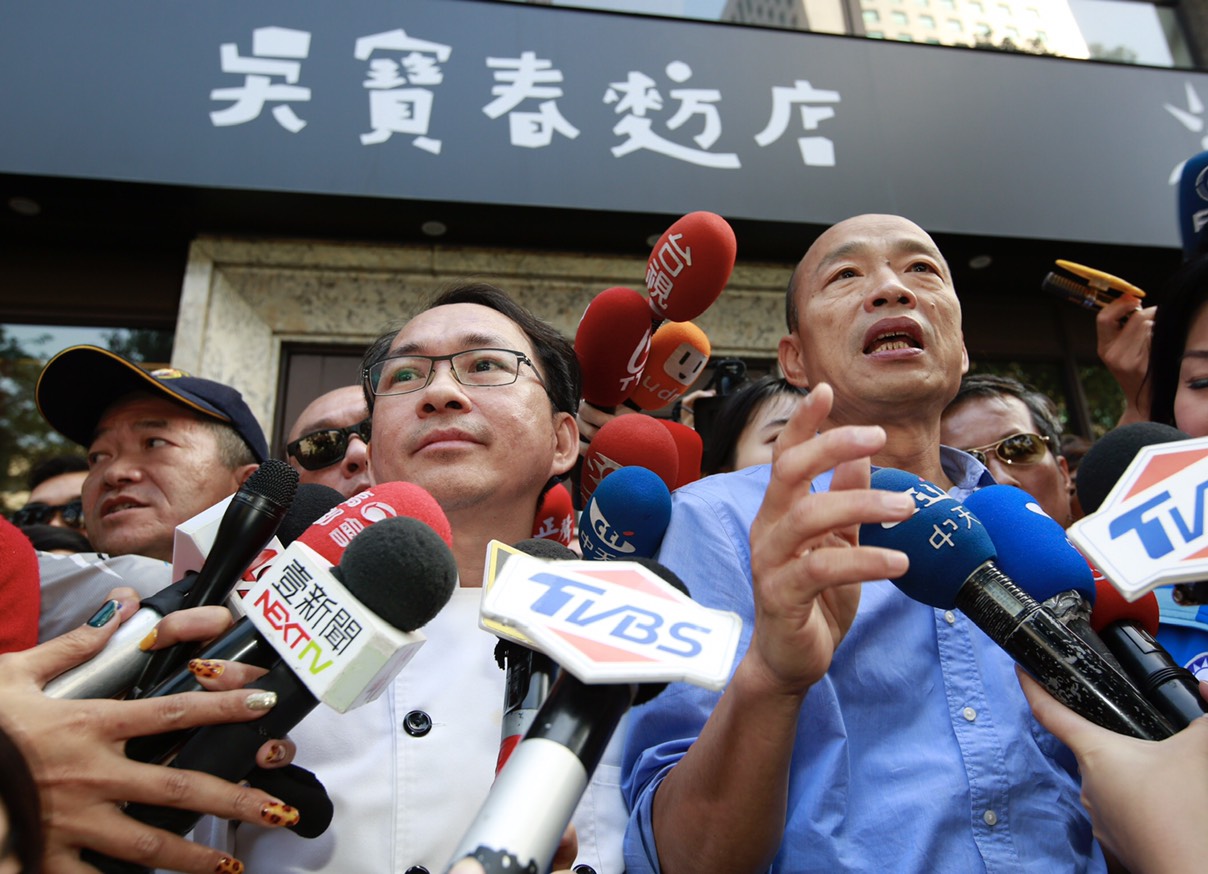 吳寶春的「九二共識說」在網路掀起論戰，韓國瑜特地出面替吳寶春滅火。