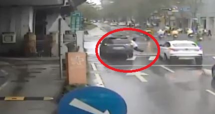 96歲老人貪快闖紅燈，遭汽車撞上。（台北市交通大隊提供）