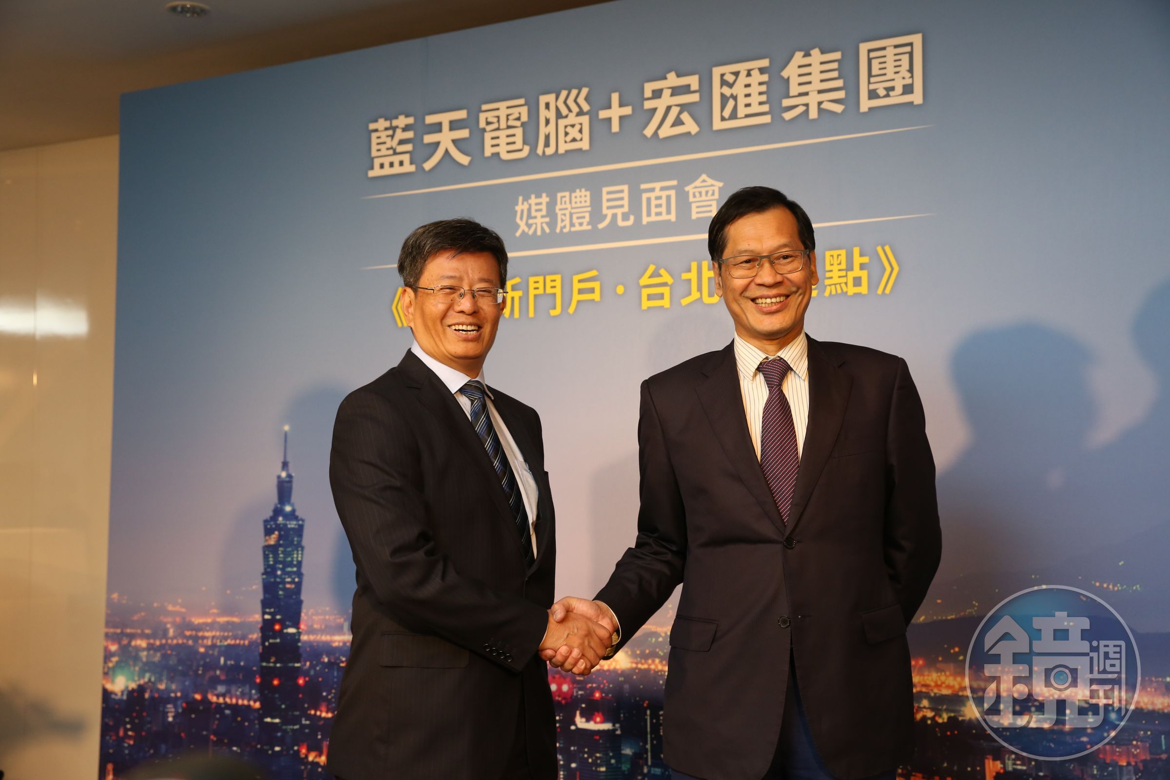 宏匯集團總裁黃坤泰（左起），藍天電腦暨宏匯集團董事長許崑泰。