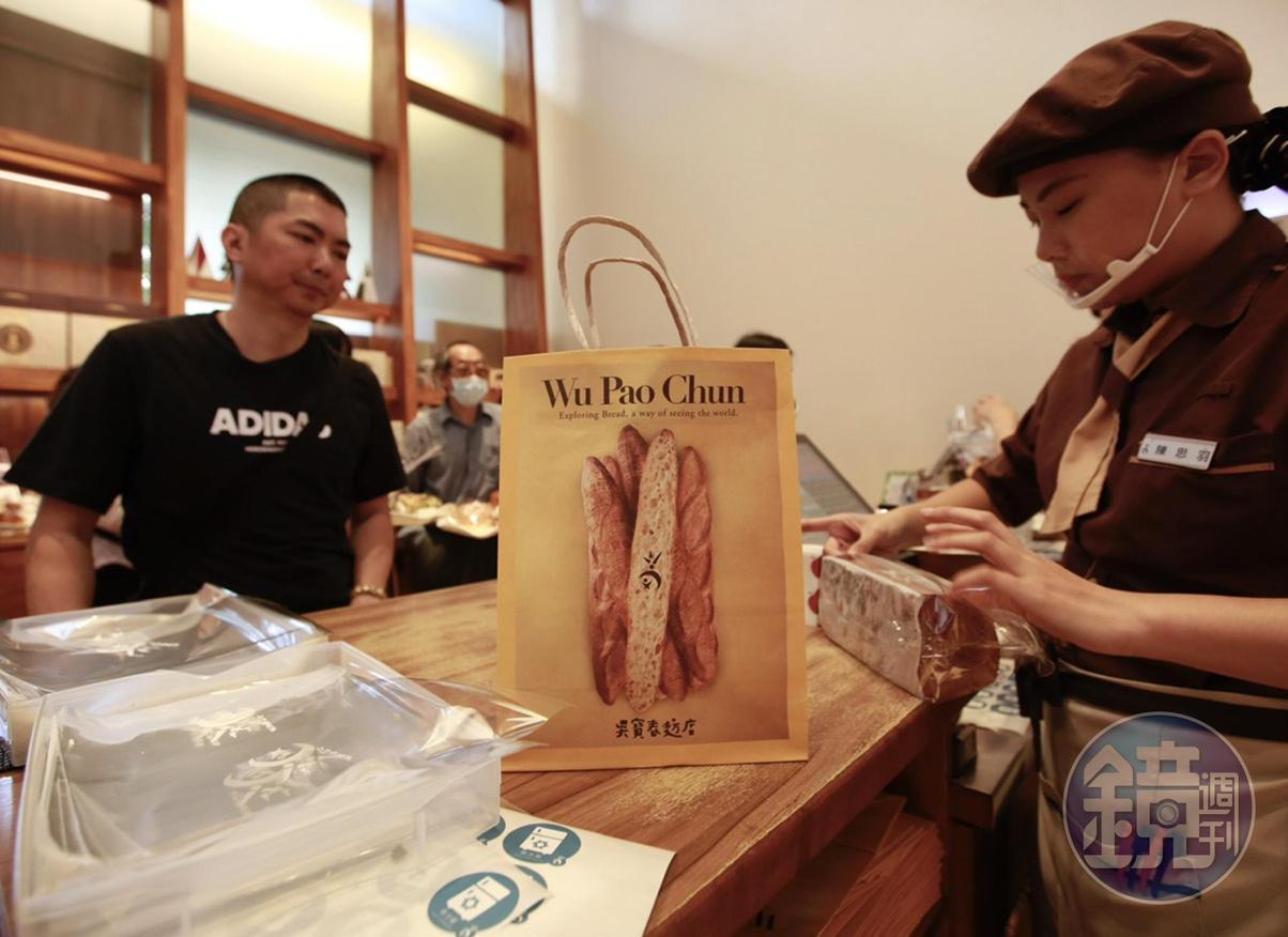 吳寶春一顆得獎麵包賣到3、400元，詹順貴今（11日）爆料吳寶春台北店的麵包師傅，起薪卻只給22K。