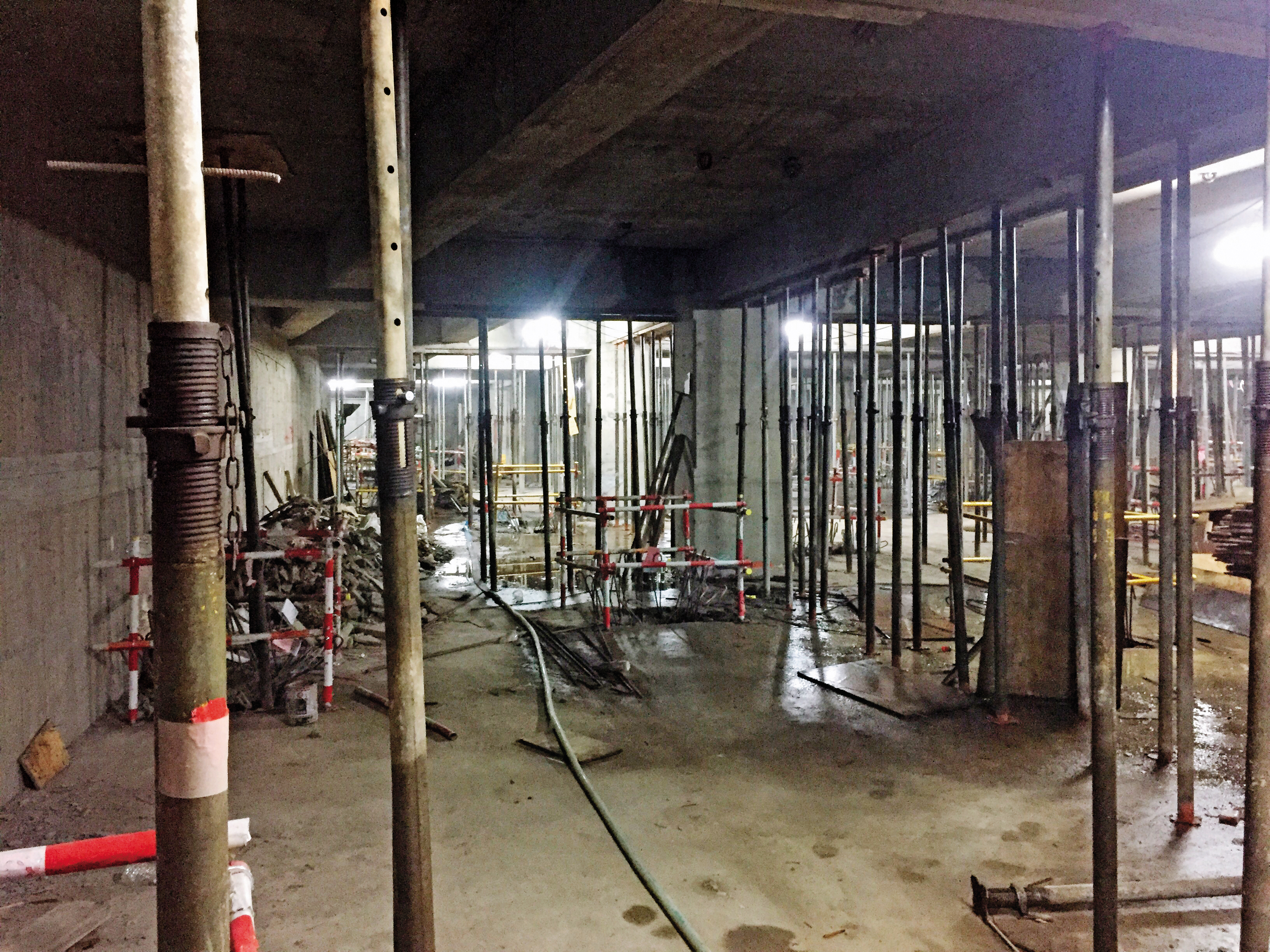 下包商透露瑞助使用的混凝土強度不足，地下二樓還使用設備回撐。（讀者提供）