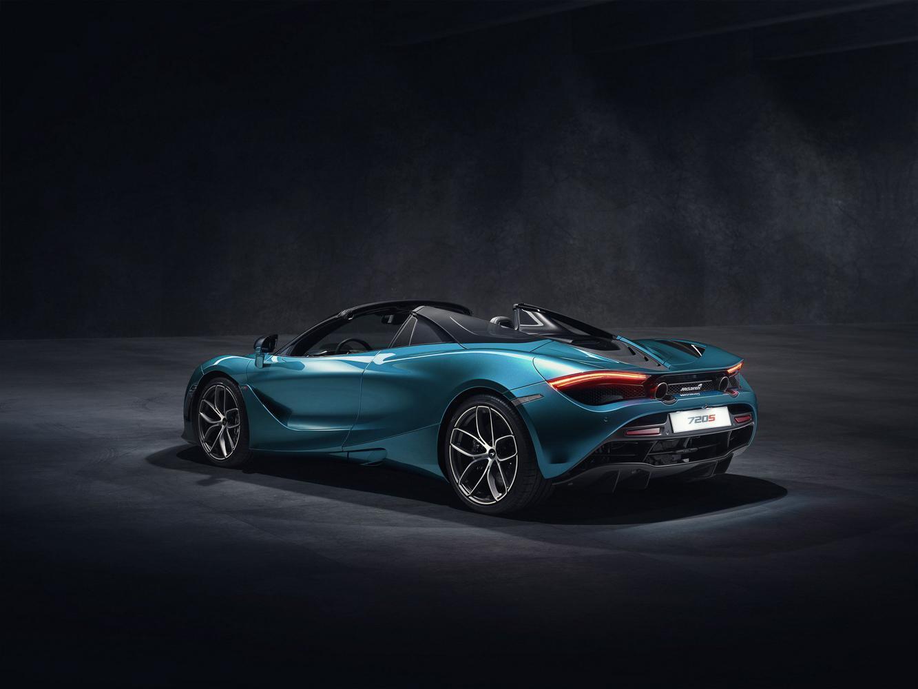 搭載前19吋後20吋鋁圈的720S Spider，採用一具4.0升V8雙渦輪增壓引擎。