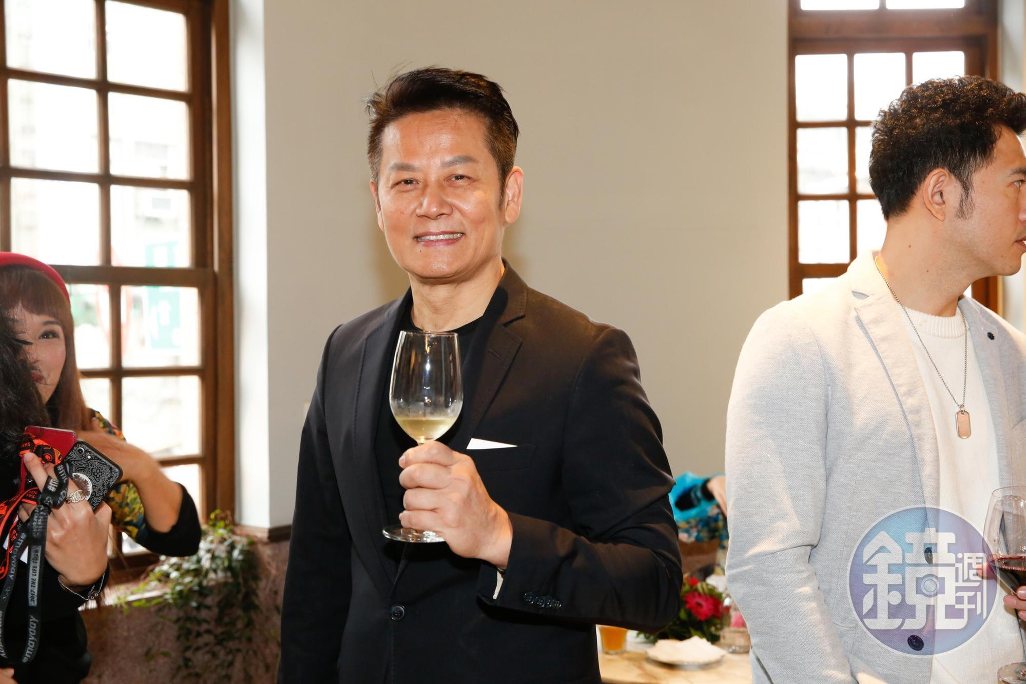徐乃麟今天出席好友羅巧倫「玩美世界」餐廳開幕活動,提及嚴凱泰驟然離世,他感慨表示,嚴凱泰最放不下的應該就是二個還年幼的子女。
