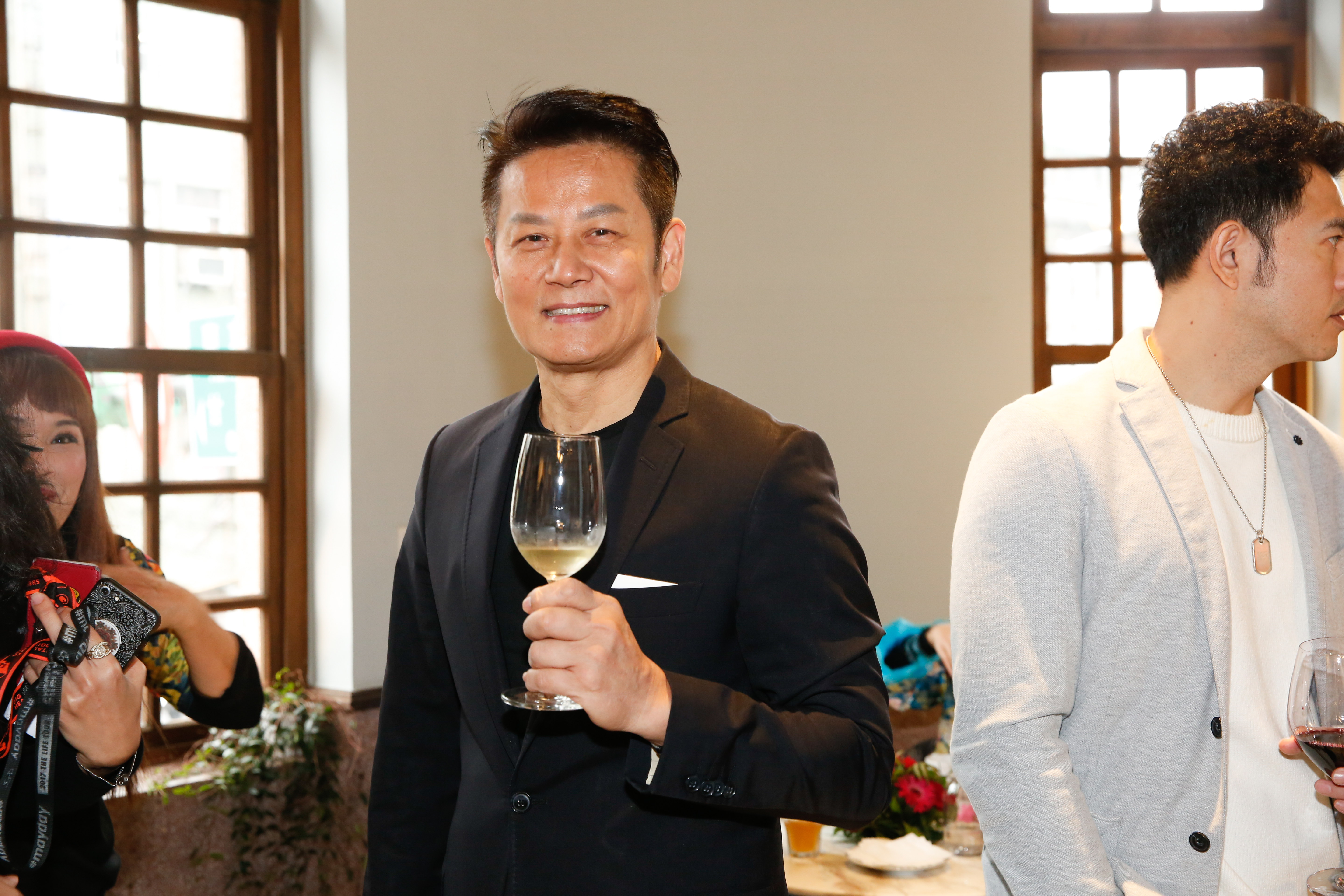 徐乃麟今天出席好友羅巧倫「玩美世界」餐廳開幕活動，提及嚴凱泰驟然離世，他感慨表示，嚴凱泰最放不下的應該就是二個還年幼的子女。  