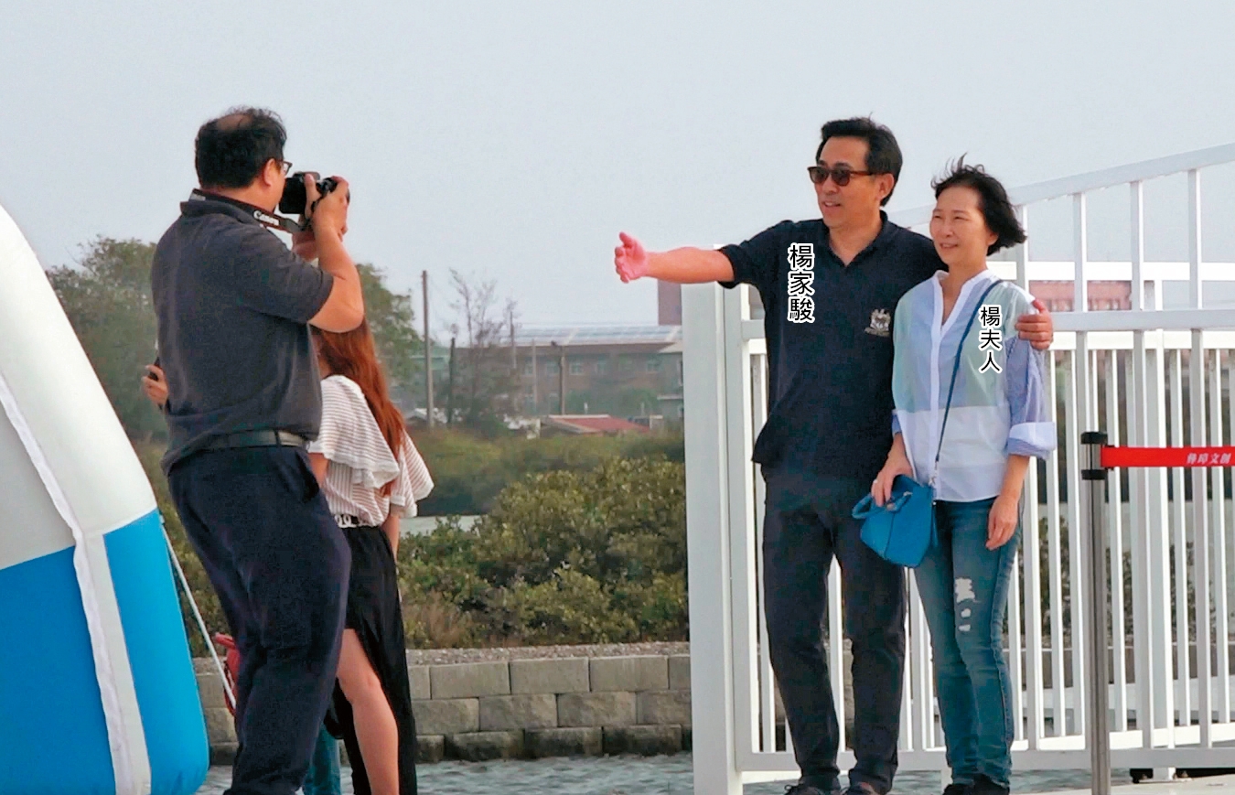 11/09 15:48　部屬當攝影　移民署長楊家駿11月帶太太到南部「出差兼旅遊」，夫妻倆在台南「北門水晶教堂」前合影，部屬成了他們的御用攝影師。