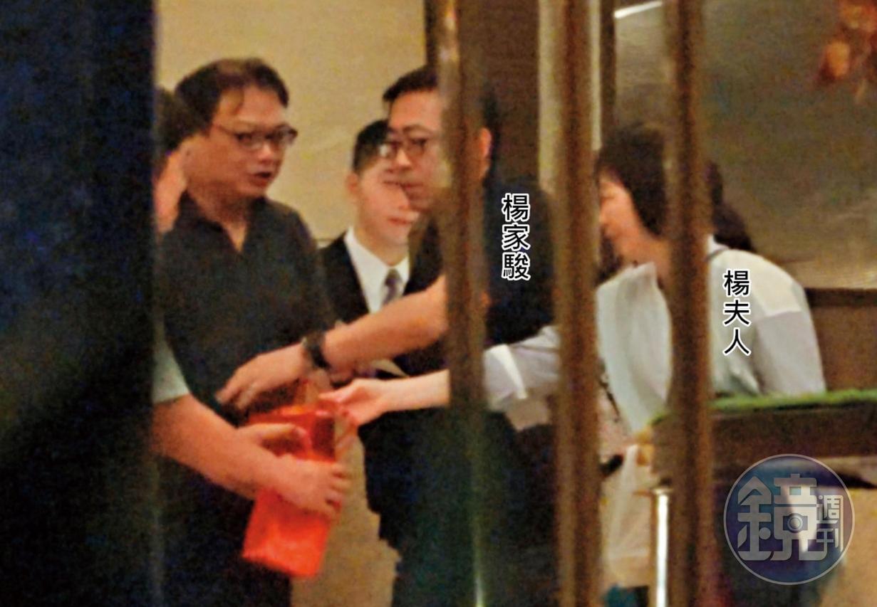 11/09 20:48 回贈接待禮　楊家駿夫妻回下榻飯店休息前，特別送了禮盒給接待他們的部屬。