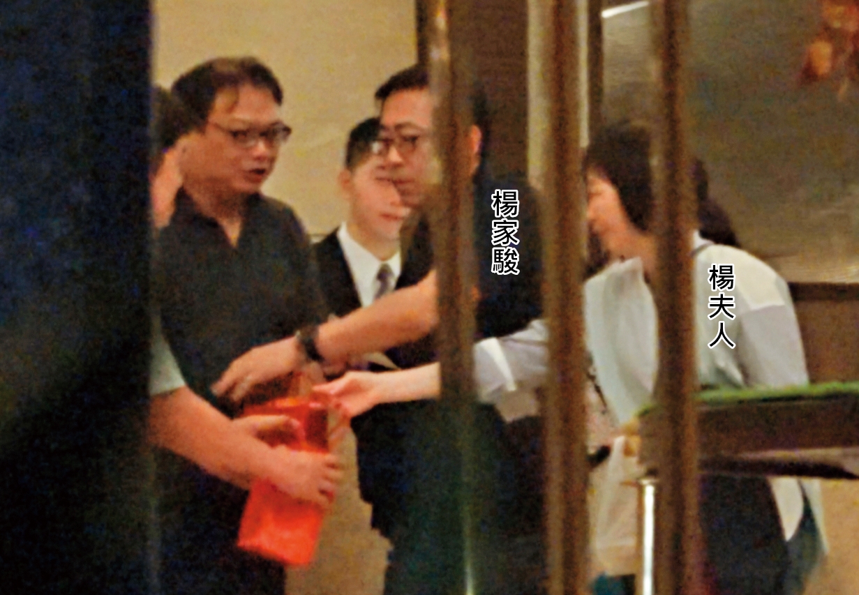 11/09 20:48 回贈接待禮　楊家駿夫妻回下榻飯店休息前，特別送了禮盒給接待他們的部屬。