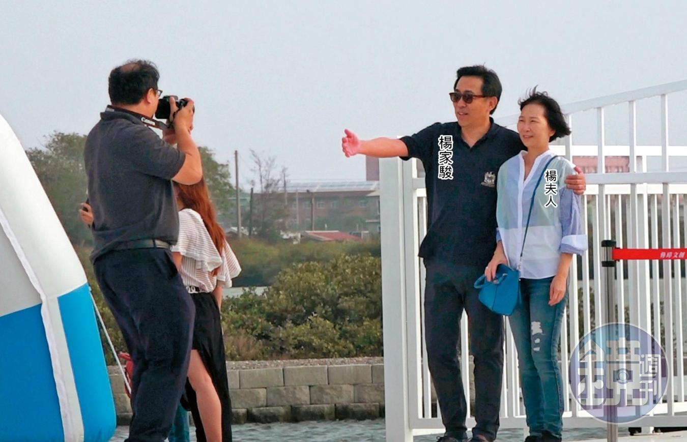 11/09 15:48　部屬當攝影　移民署長楊家駿11月帶太太到南部「出差兼旅遊」，夫妻倆在台南「北門水晶教堂」前合影，部屬成了他們的御用攝影師。