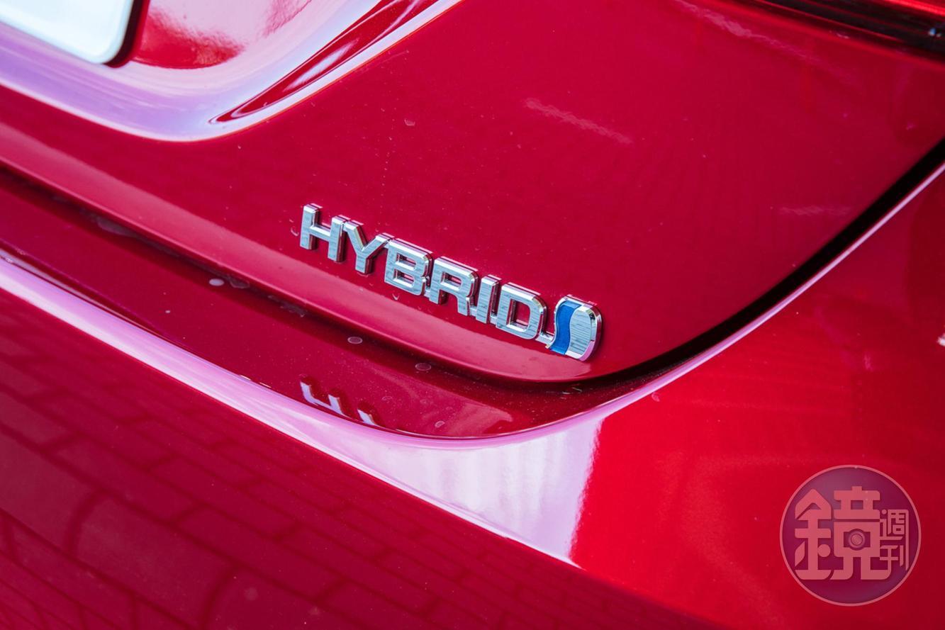 車尾的HYBRID字樣顯現出其油電混合動力的身份。