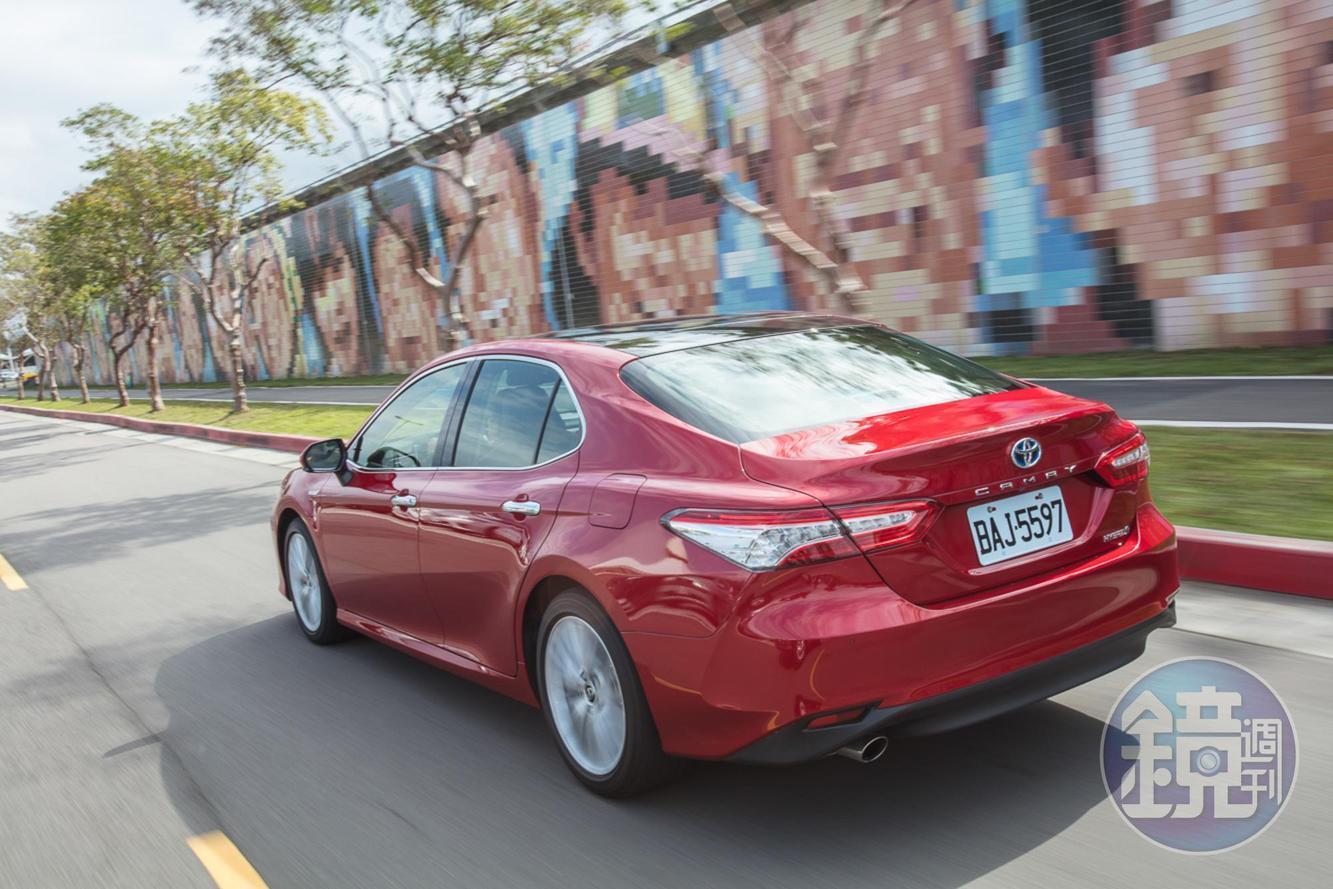 CAMRY HYBRID的起步輕快，換檔順暢，唯2.5升稅金不吃香，外加中大型房車市場萎縮，很難再創過去榮景。