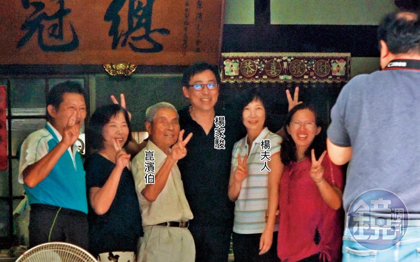 11/11 10:54 同框崑濱伯 楊家駿11月帶太太到台南後壁旅遊,順道拜訪電影《無米樂》的主角崑濱伯。
