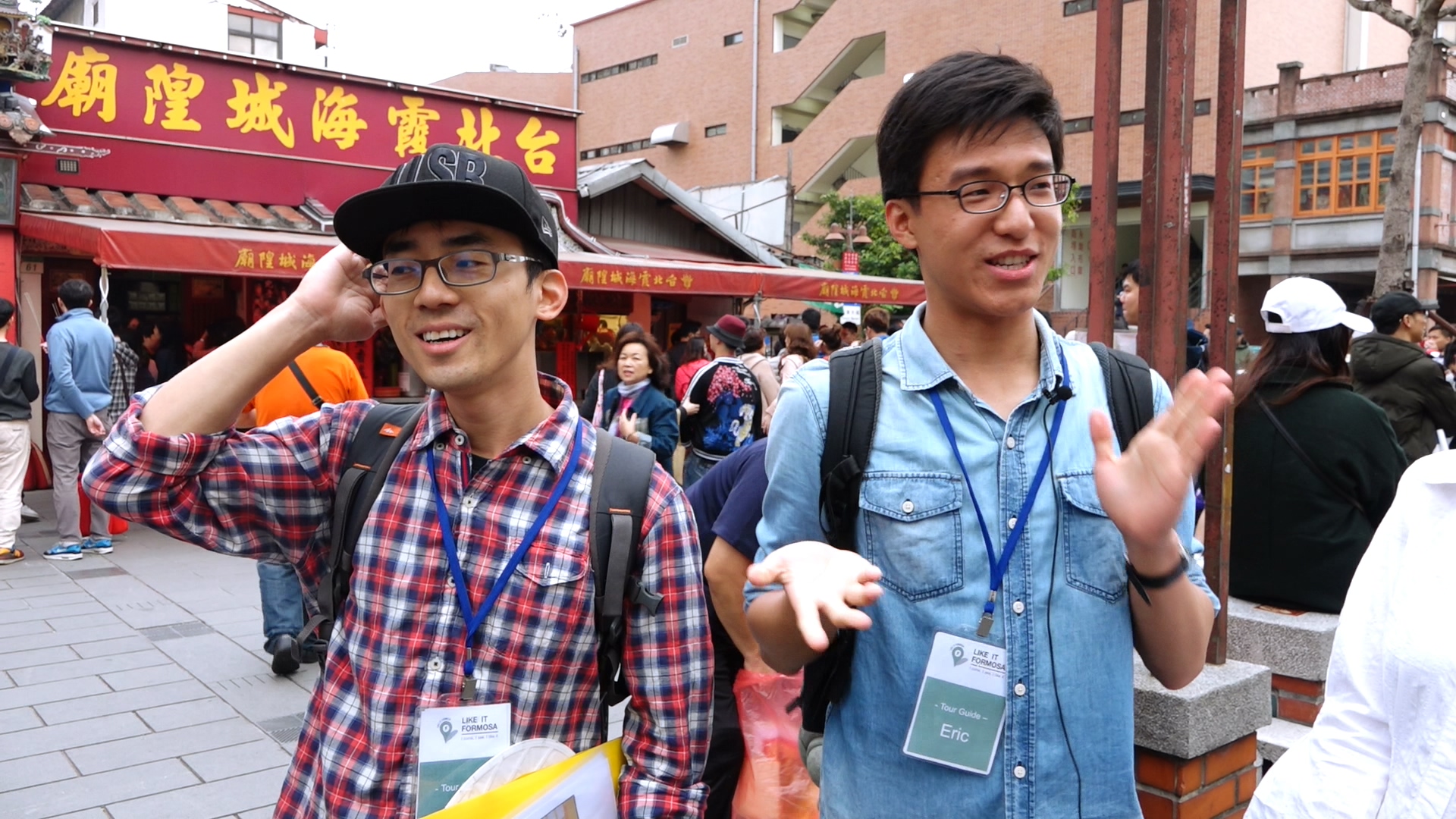 導覽員許哲維(左)和陳世恒用演戲唱雙簧的方式,加深旅客的印象。