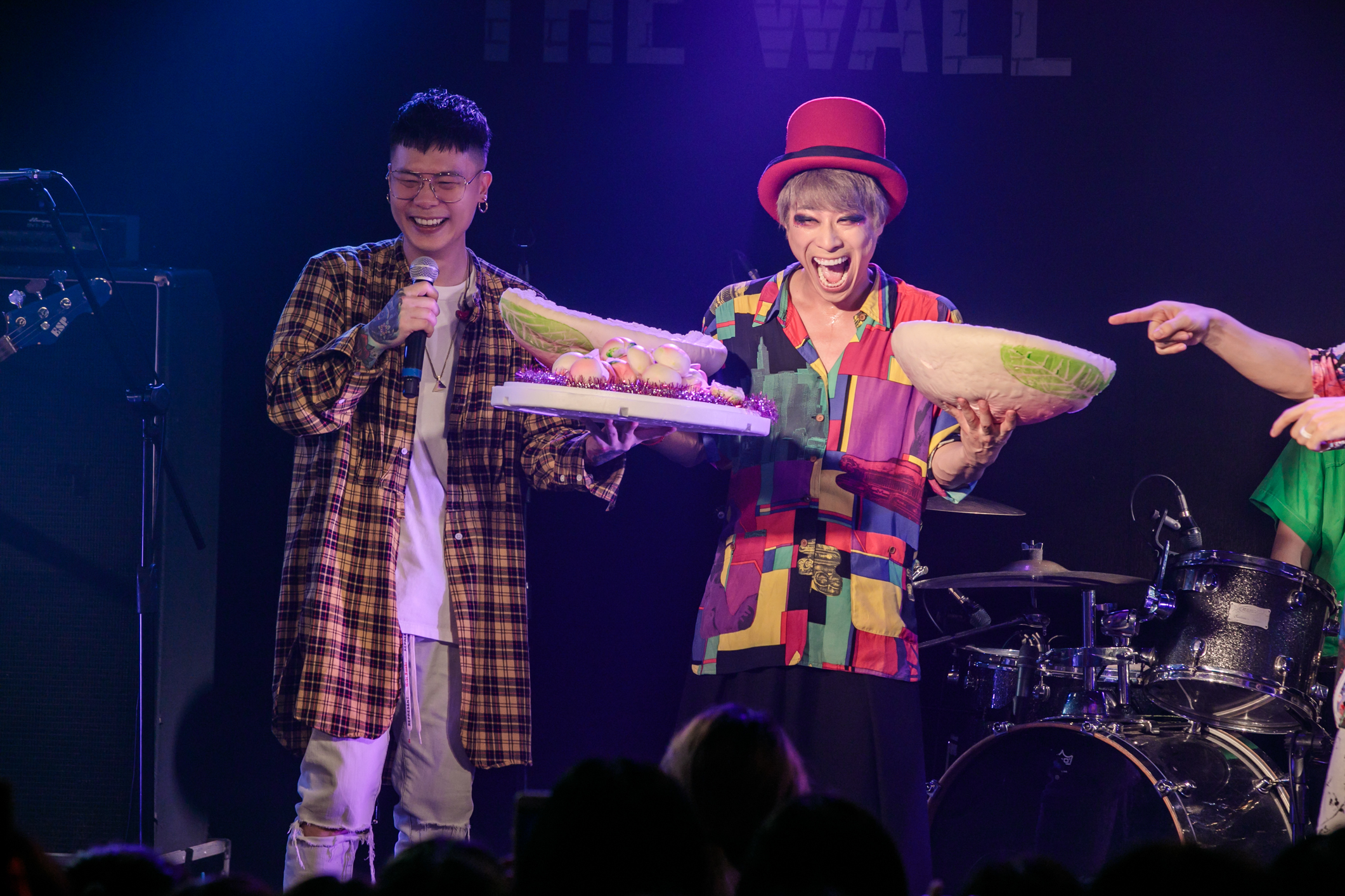 蕭秉治送上母子壽桃為小淳跟團員慶生，讓小淳大為驚喜。（相信音樂提供）