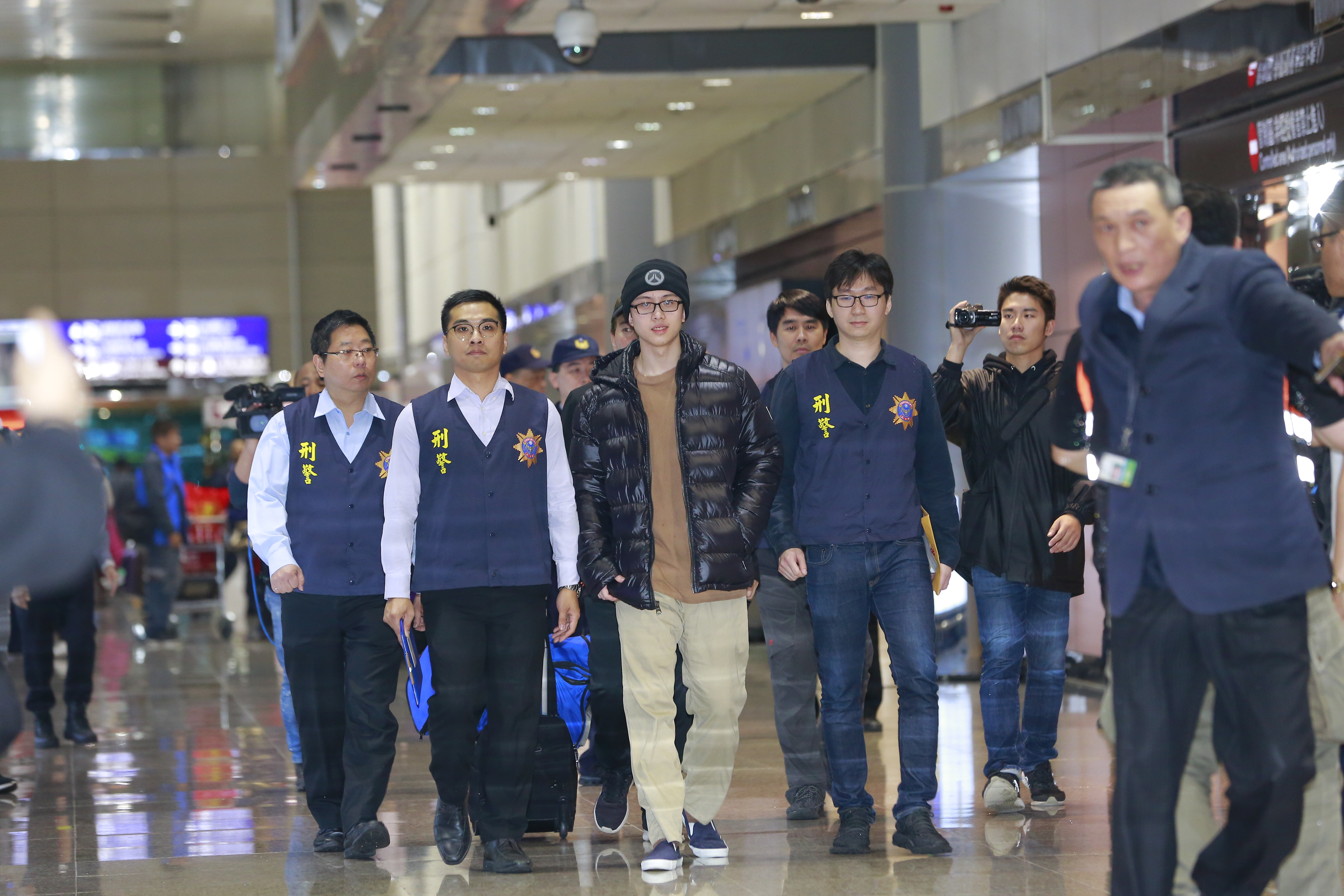 孫安佐今晚返台，一下機就前往士林地檢署配合調查。