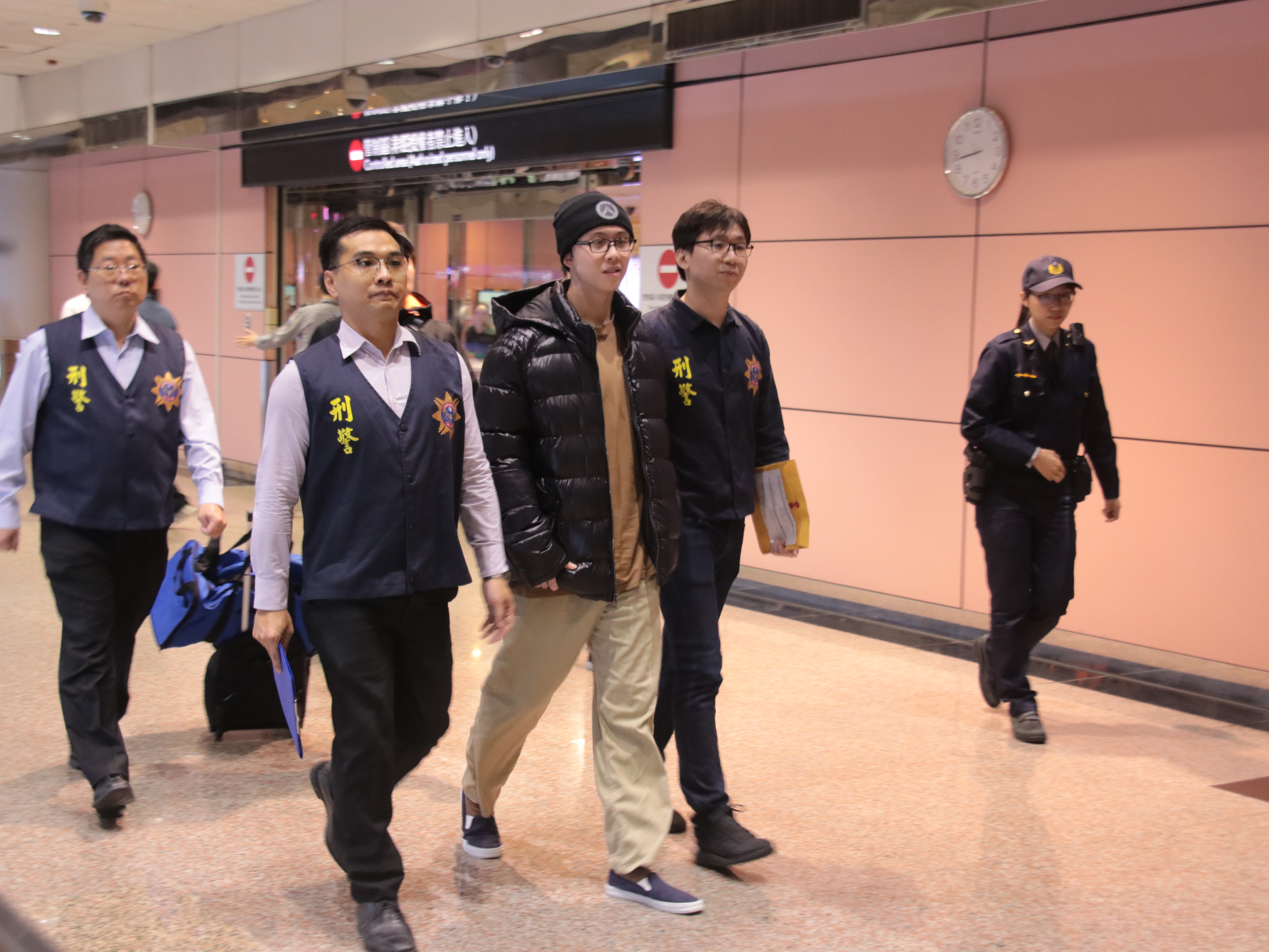 孫安佐面對大批媒體一派輕鬆，態度相當從容。