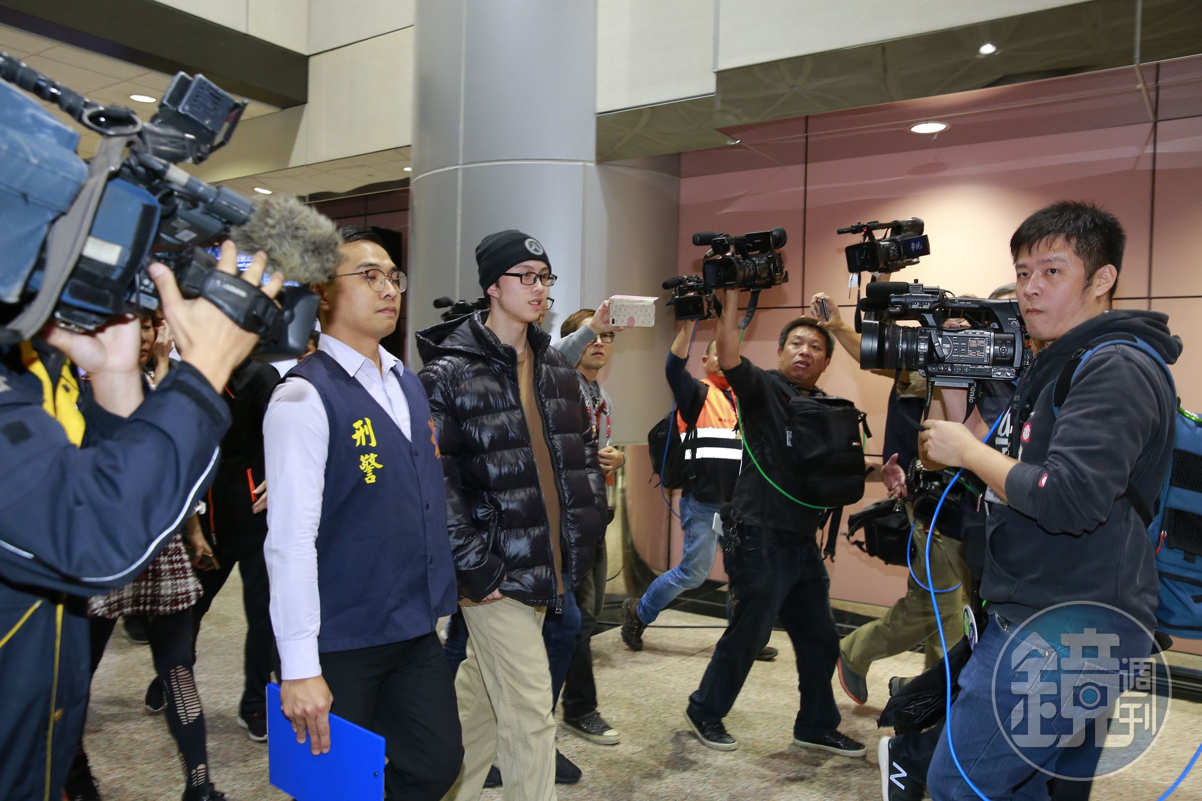 孫安佐抵台，刑事局共出動8名警官待命戒護。