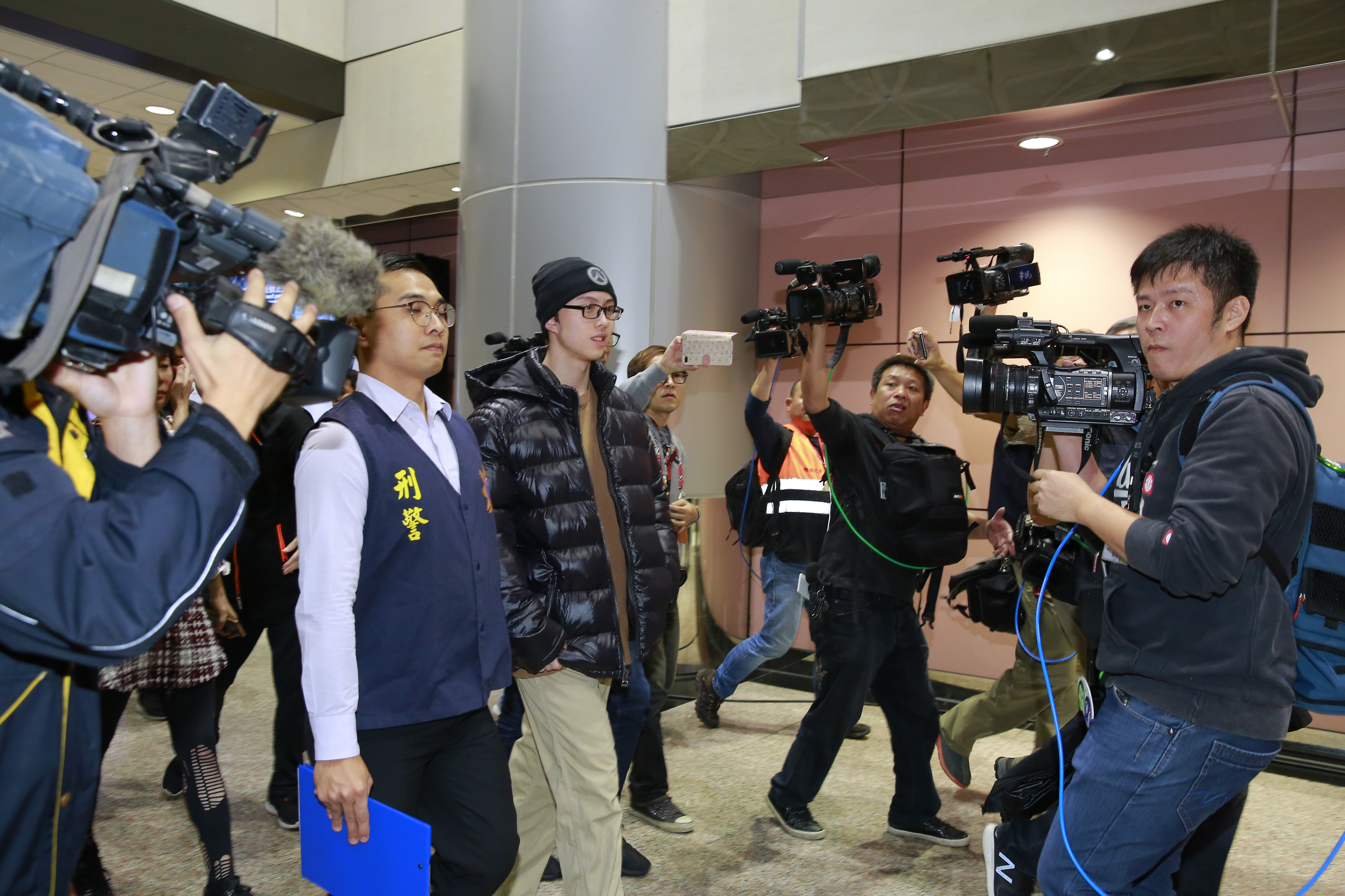 孫安佐抵台，刑事局共出動8名警官待命戒護。