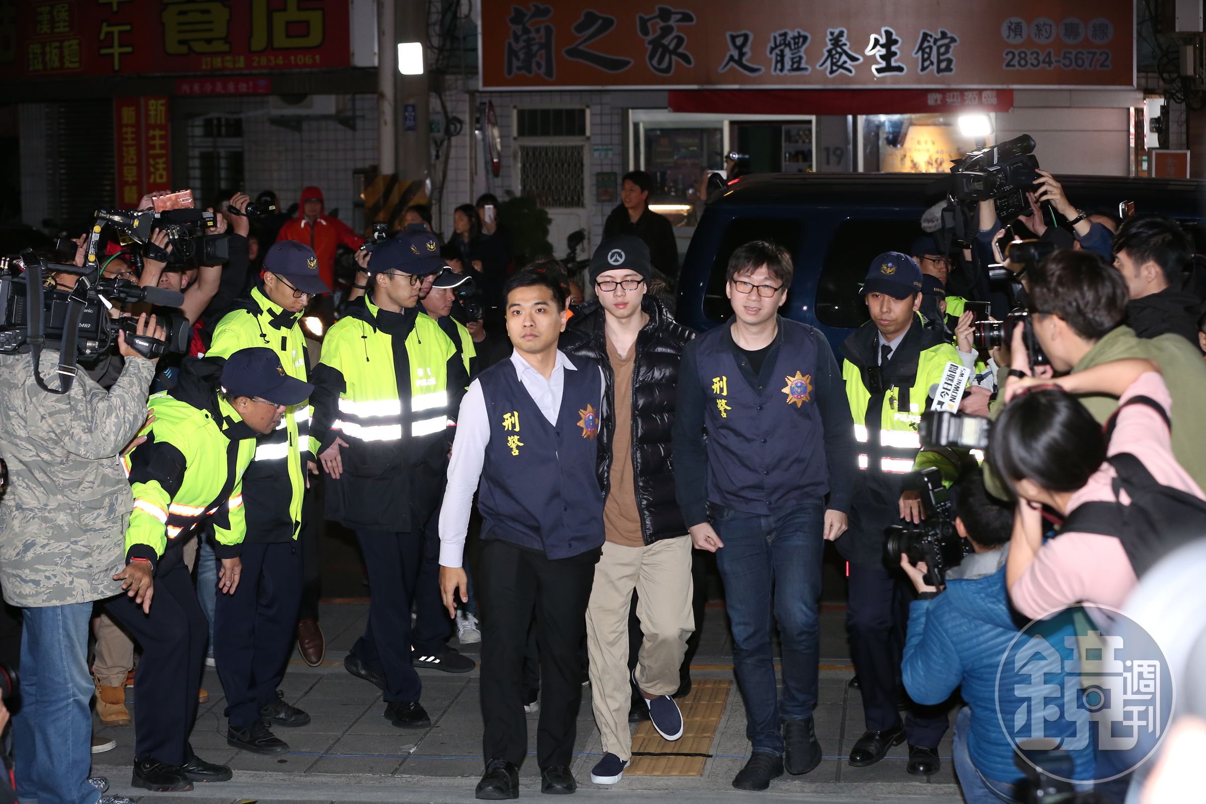 狄鶯和孫鵬的獨子孫安佐今（11日）遭遺返抵台後，立即被押往士林地檢署，經1.5小時偵訊，檢方諭令限制出境及住居。