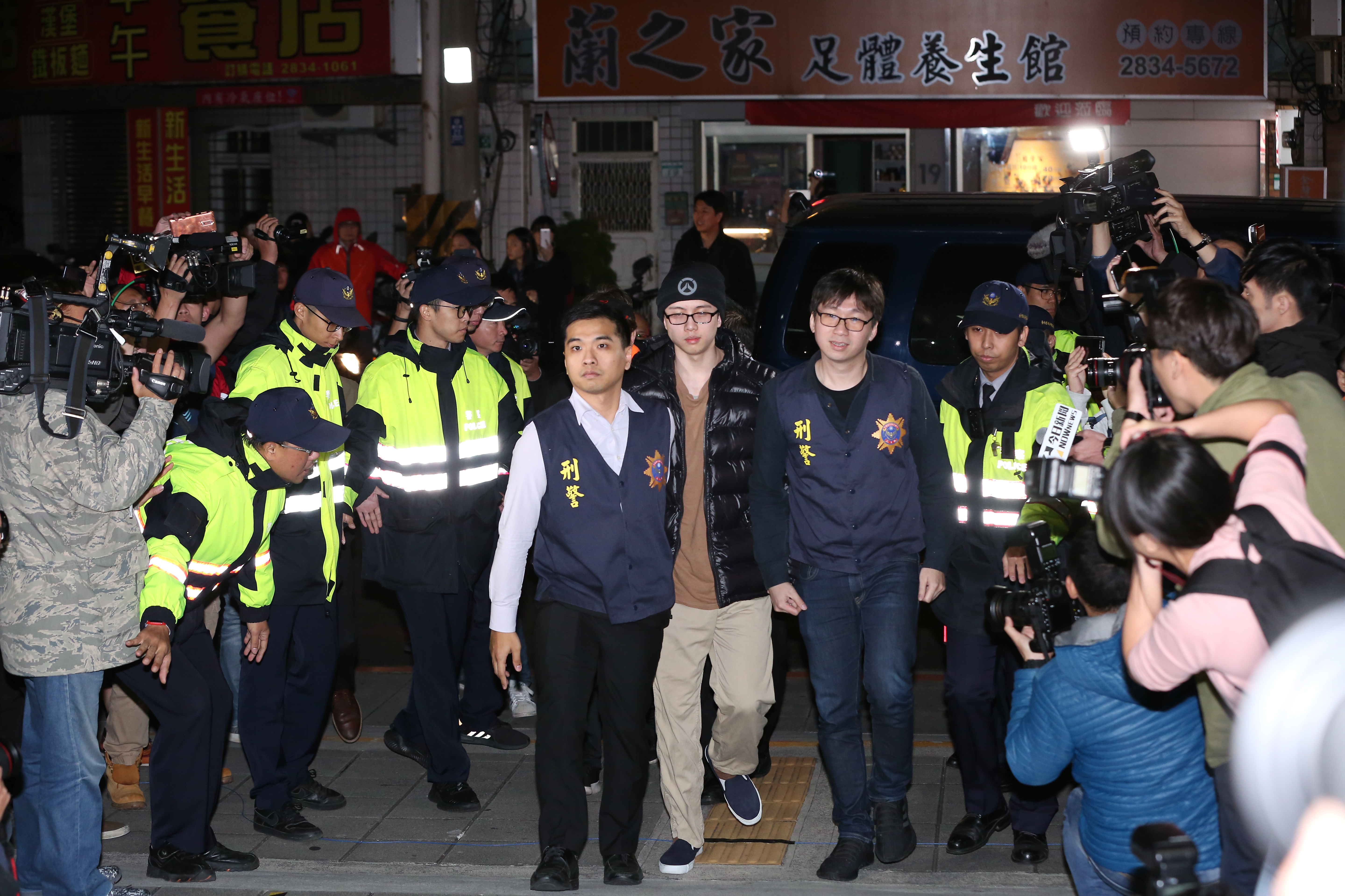 狄鶯和孫鵬的獨子孫安佐今（11日）遭遺返抵台後，立即被押往士林地檢署，經1.5小時偵訊，檢方諭令限制出境及住居。