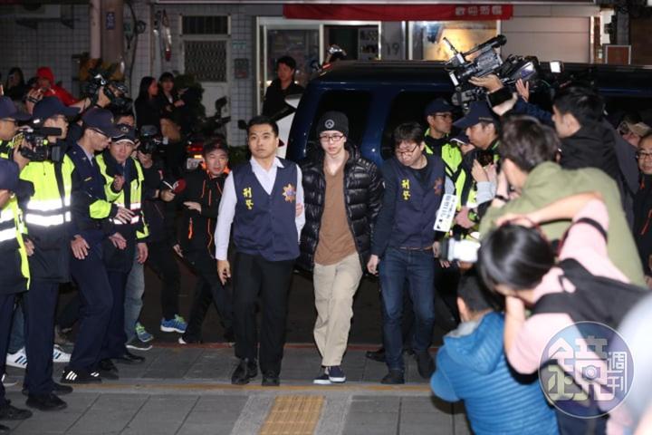 孫安佐在晚間九點半左右抵達士林地檢署，面對媒體詢問，他一言不發，雙手勾著身旁二側刑警，進入偵查庭。