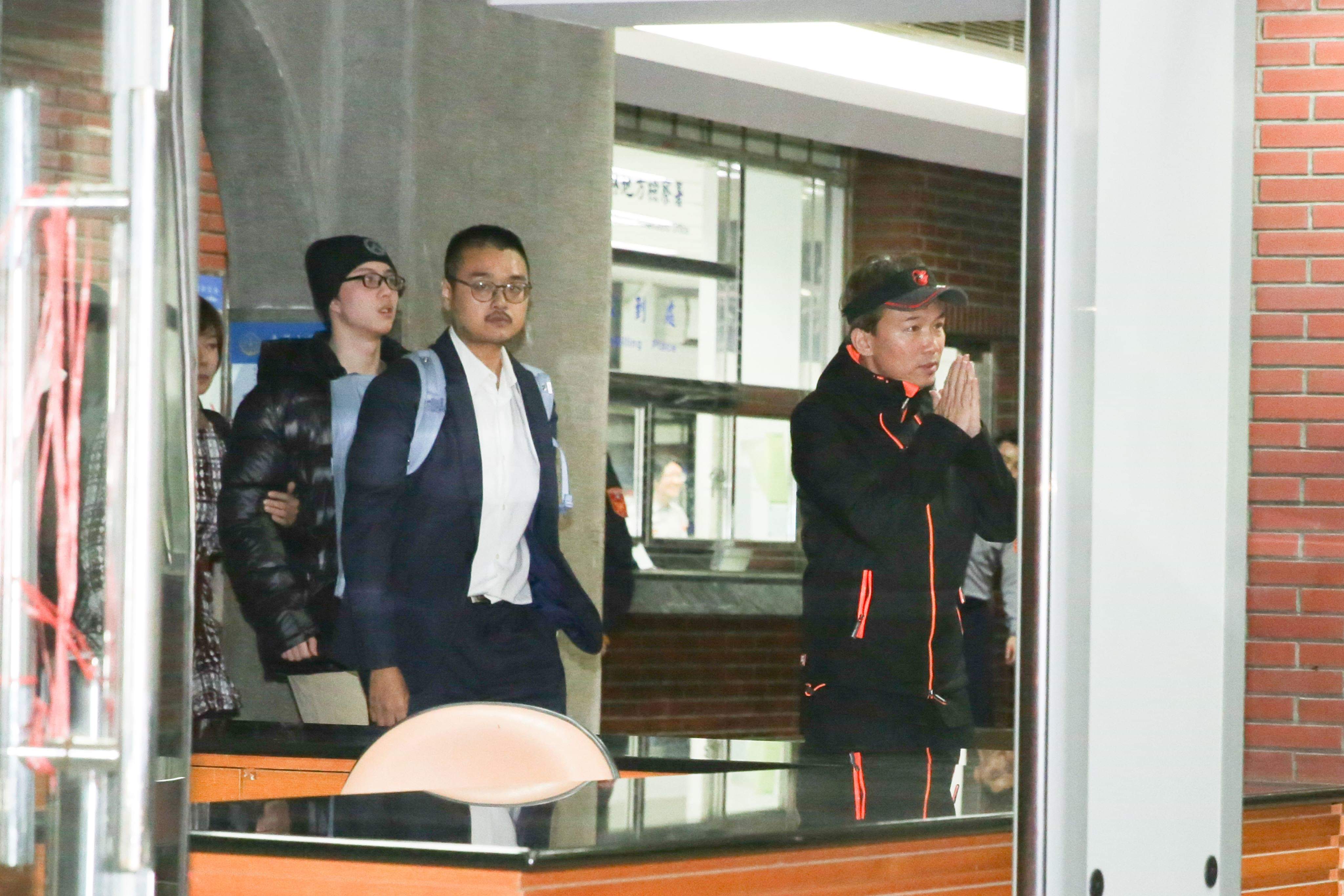 孫鵬對著現場媒體雙手合十致意，狄鶯則是勾著兒子孫安佐的手。