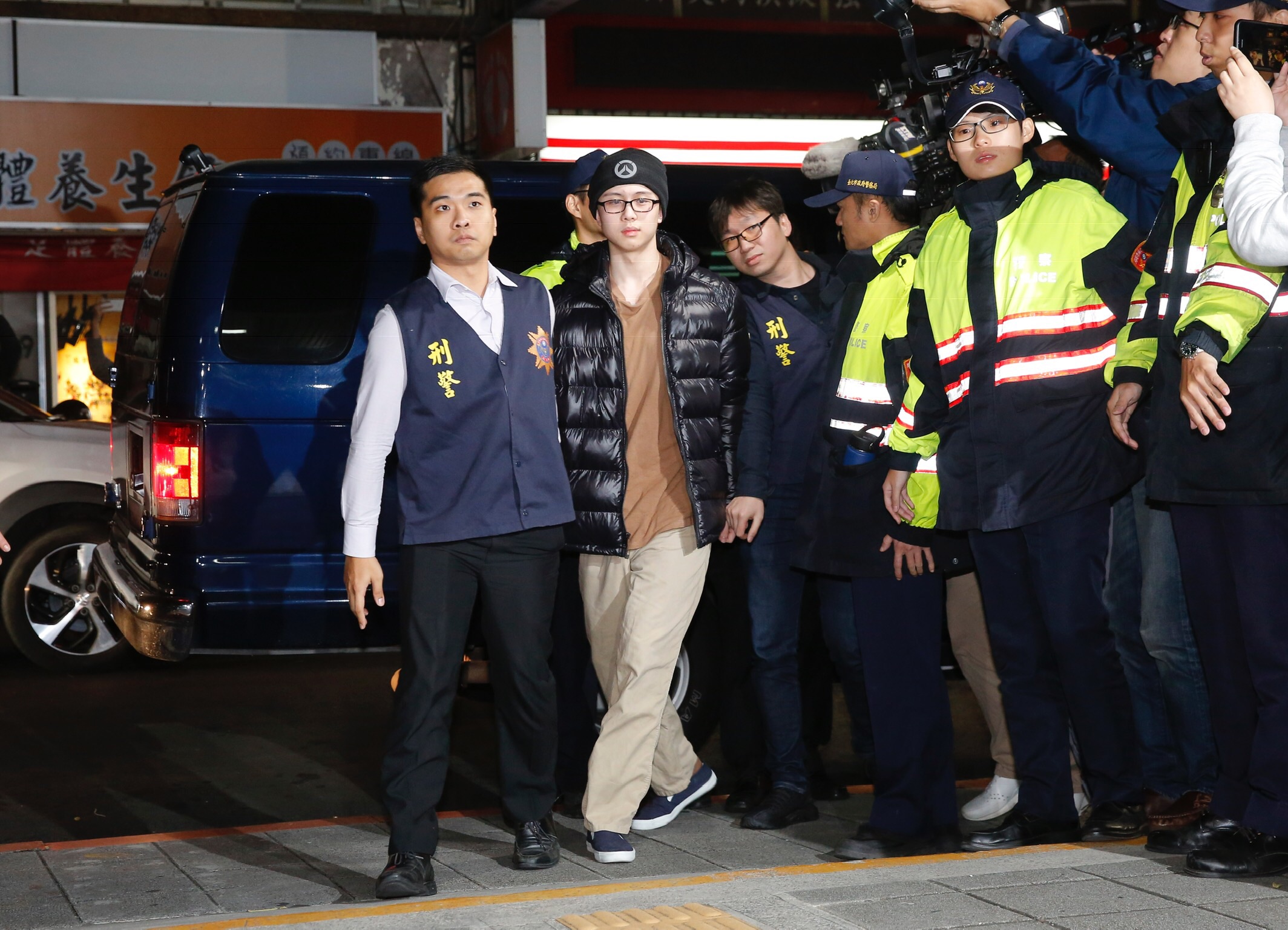 經過一個半小時的訊問，檢方諭令孫安佐限制出境、住居。