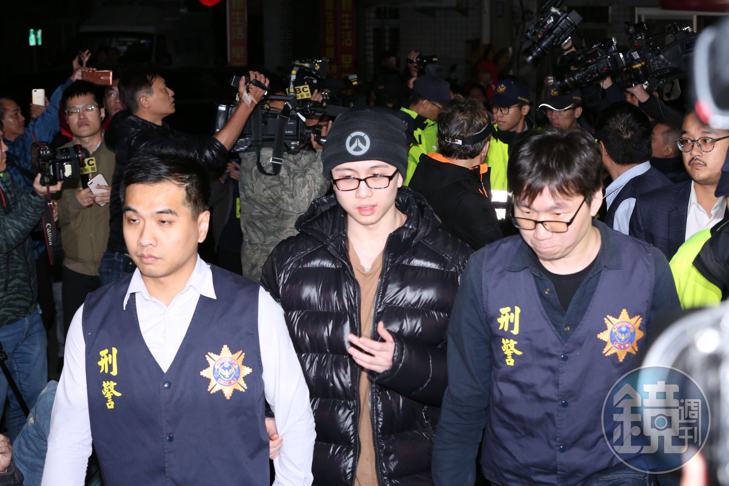 孫鵬一家人於晚間11點18分步出地檢署，由委任律師代為向表示，會再召開記者會對外說明。