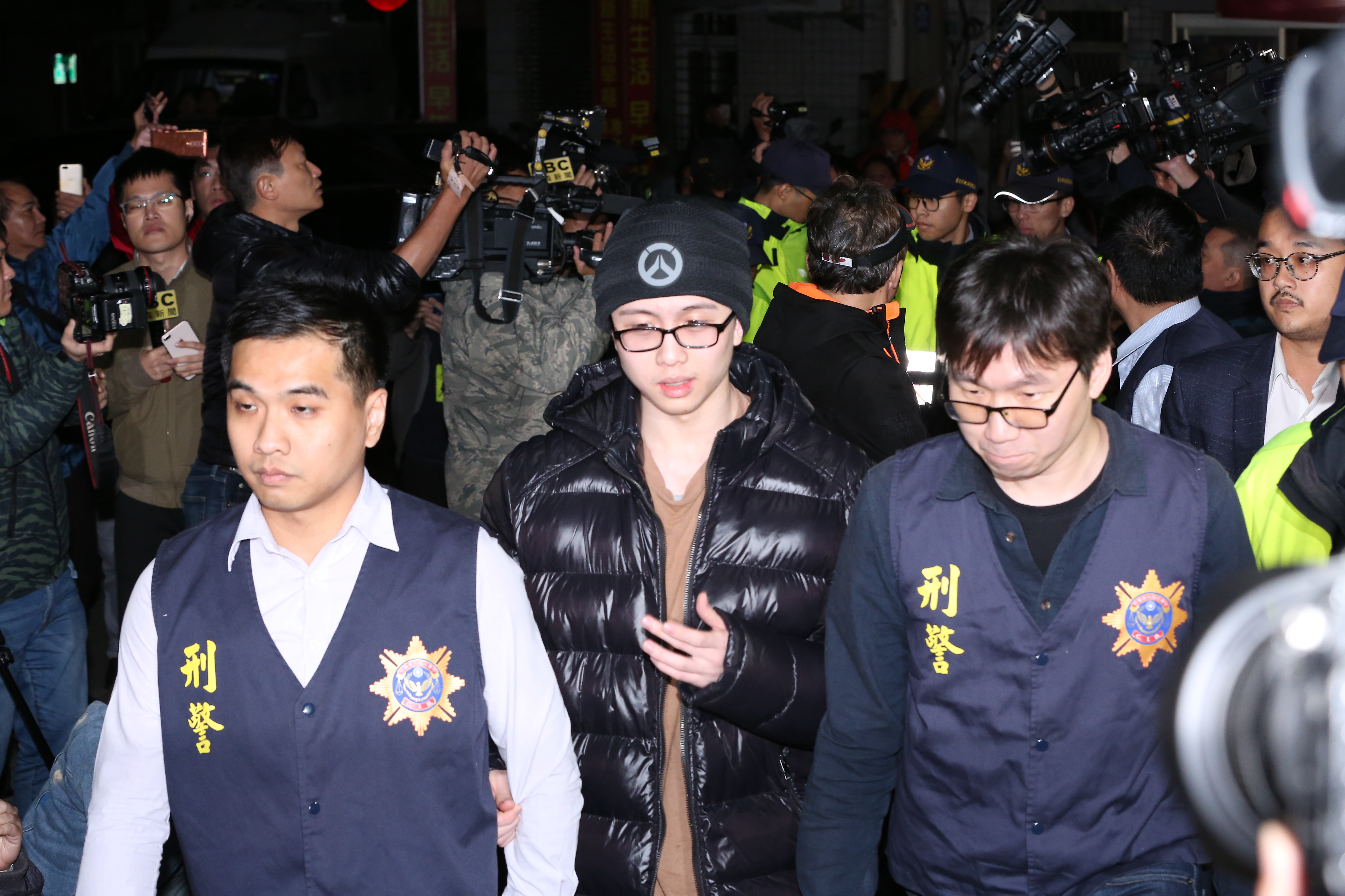 孫鵬一家人於晚間11點18分步出地檢署，由委任律師代為向表示，會再召開記者會對外說明。