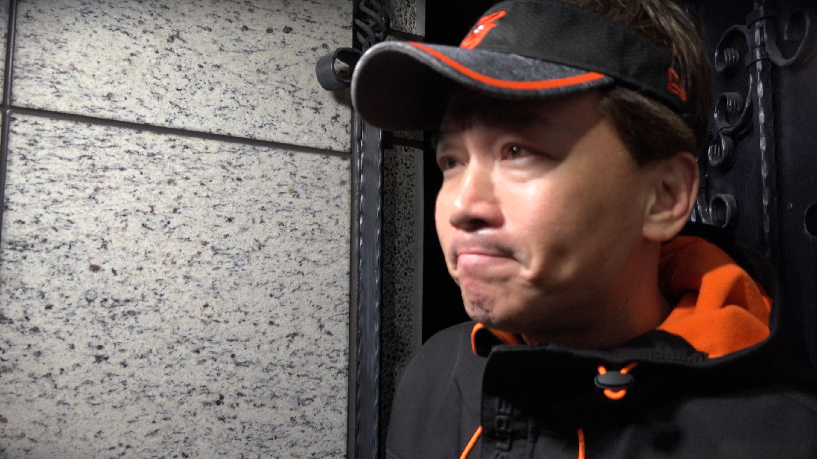 孫鵬看著妻小都進入家中後，眼眶泛紅對現場媒體致意，叫大家快回家。