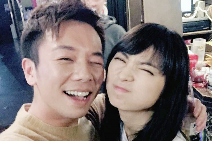 城旭遠與阿喜因合作歌曲而結為好友。（帕斯頓出版）