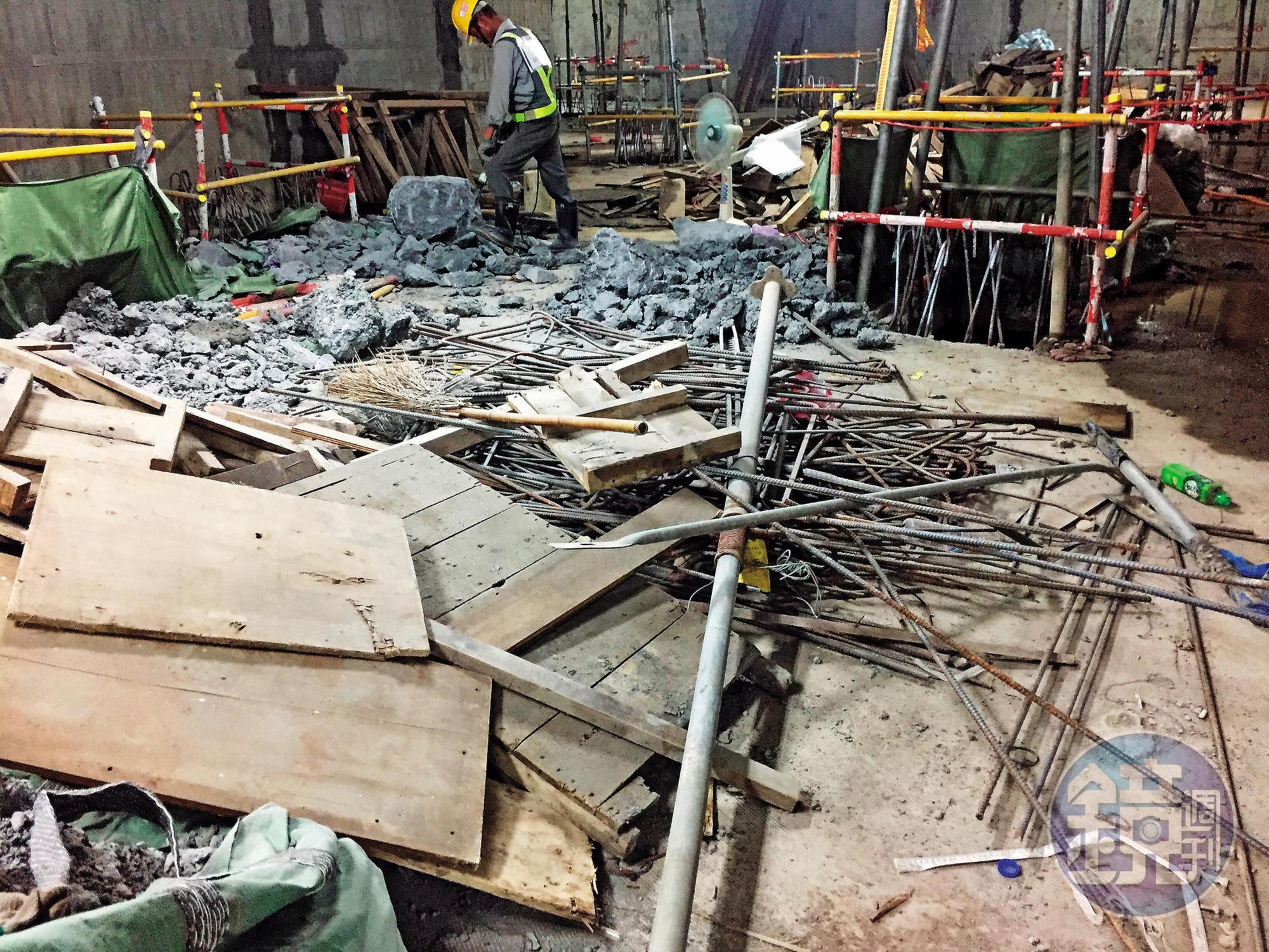 明倫公宅營造商遭爆偷工減料多項缺失，下包商曝光瑞助將混凝土爆管所殘留的泥渣倒入管道間。（讀者提供）