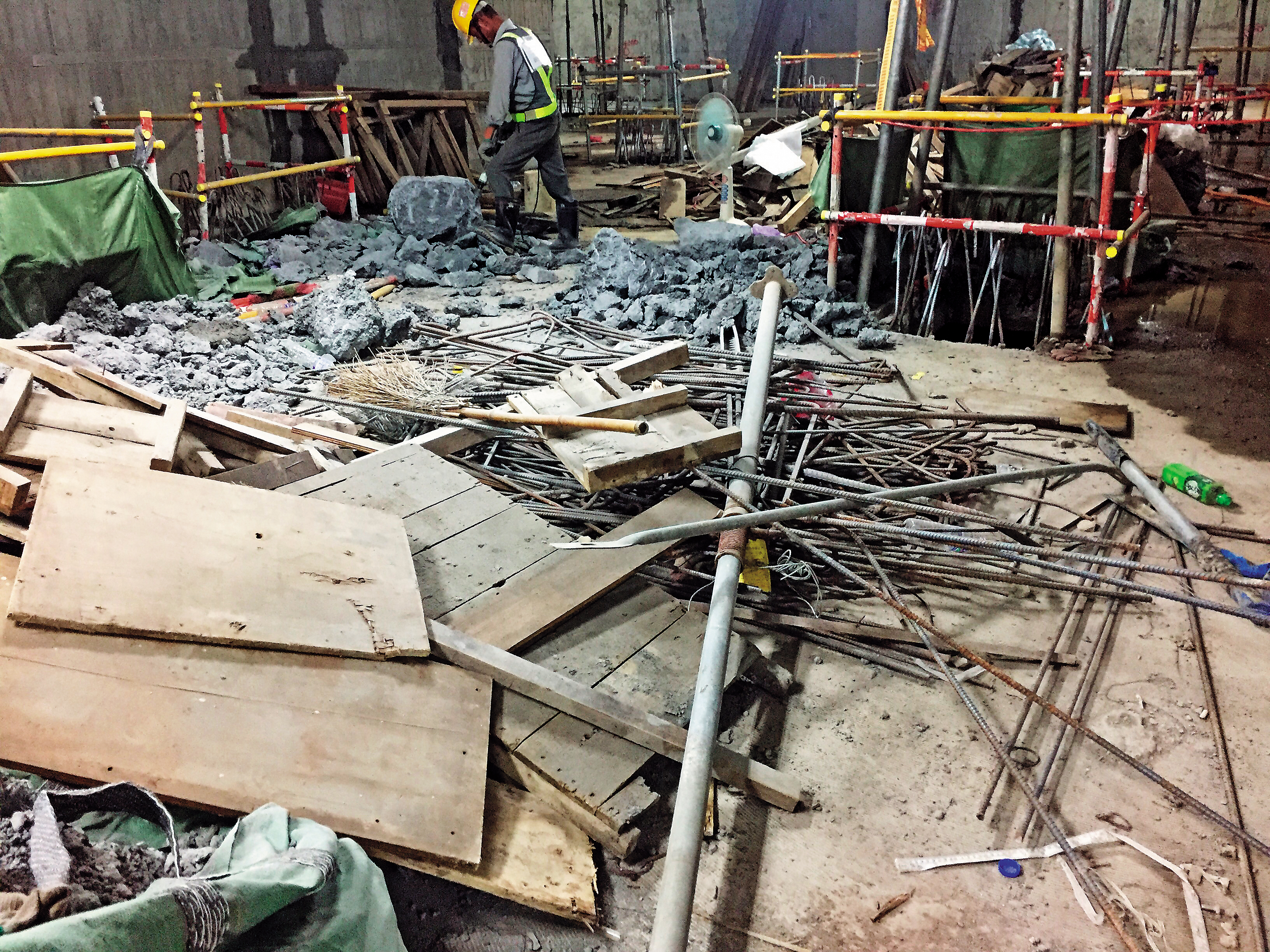 明倫公宅營造商遭爆偷工減料多項缺失，下包商曝光瑞助將混凝土爆管所殘留的泥渣倒入管道間。（讀者提供）