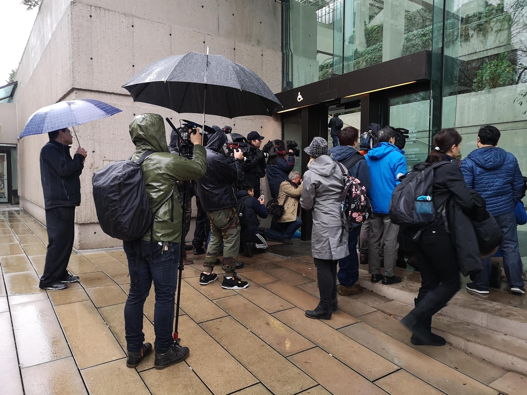 加拿大卑詩省最高法院台灣時間今日早上決定讓孟晚舟交保候傳，保釋金約2.3億元台幣，媒體聚集在法庭外等候消息。（東方IC）